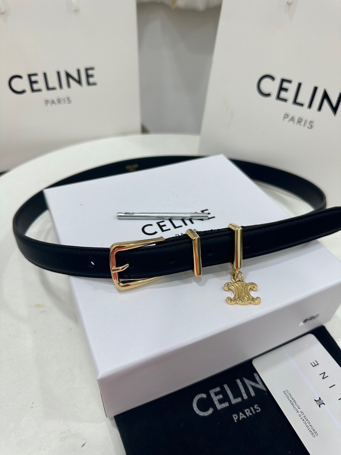 CELINE Belt Leather / Celine Elegant Charm 1 Belt In Smooth Calfskin With Gold พร้อมส่ง เข็มขัดเซลีน มีเส้นเดียวใช้ได้ทั้งปี ไม่ว่าลุคไหนๆ เส้นเดียวเอาอยู่ งานหนังเรียบสวยมาก แนะนำค่ะ