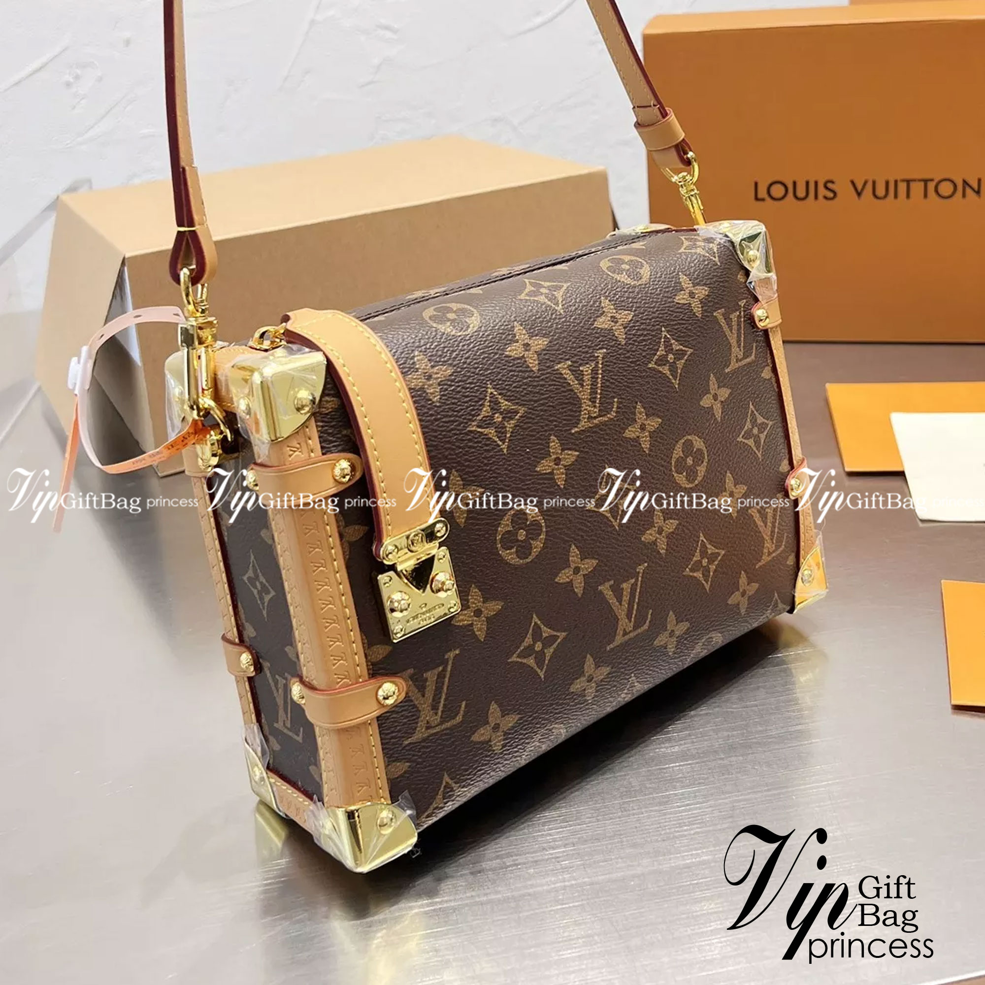 LV Side trunk pm / LV Soft Box Side Trunk Ladies Shoulder Messenger Bag กระเป๋าสะพายทรงกล่อง ที่สาวๆเรียกร้อง วัสดุหนังแคนวาส ดีไซน์ทุกอย่างได้ลงตัว หรูหรา อัพลุคได้ทุกสไตล์ ราคาสุดคุ้ม รุ่นนี้เป็น unisex ด้วยน้า ใช้ได้ทั้งหนุ่มๆและสาวๆไปเลย