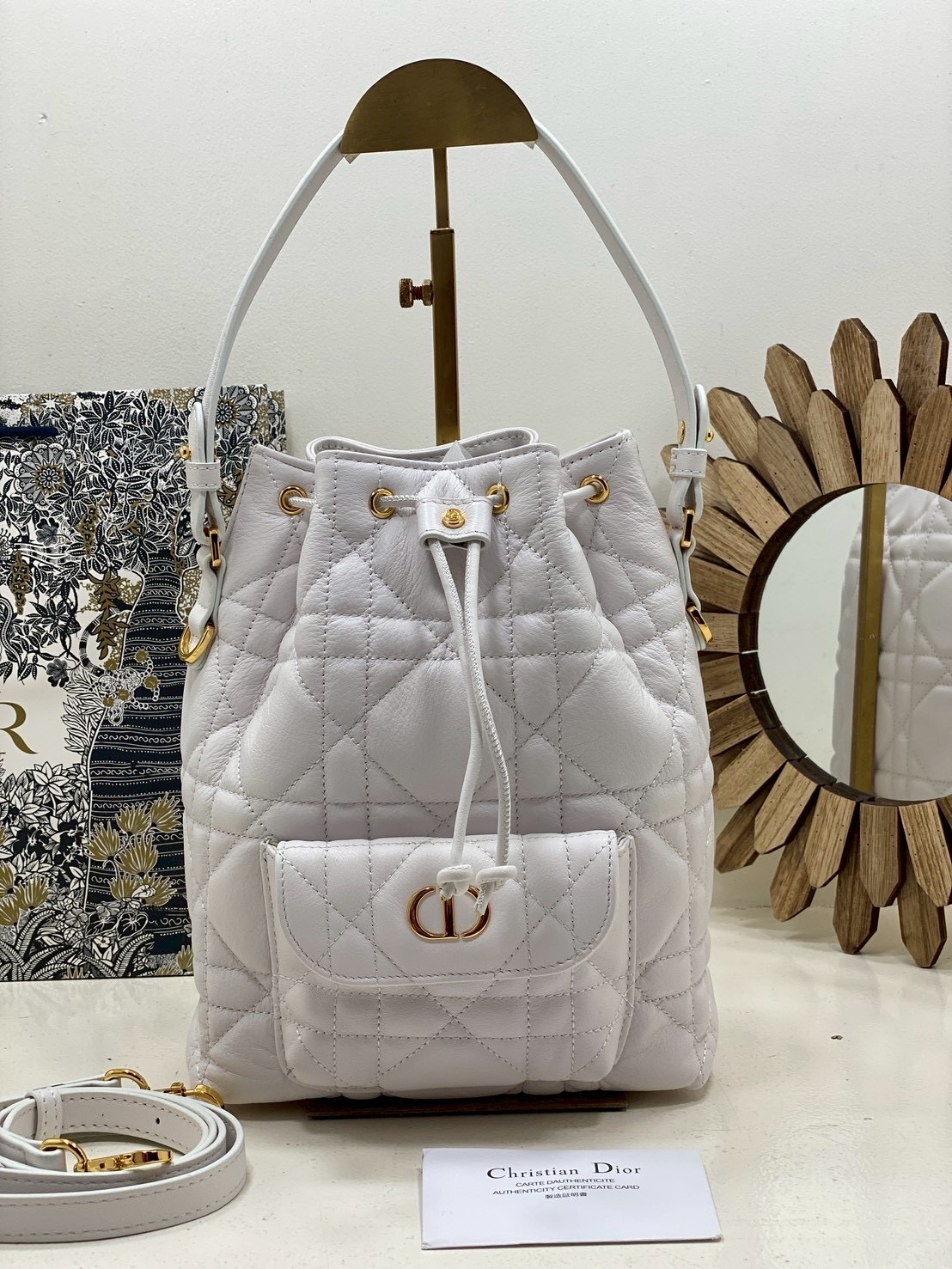 ORI หนังแท้ | Small Dior Caro bucket bag กระเป๋าทรงบักเก็ต รุ่นใหม่ประจำ Fall 2025 โดดเด่นด้วยดีไซน์ที่ทันสมัยและสง่างาม ได้รับการรังสรรค์ขึ้นจากหนังแกะสีดำเดินด้ายลาย Macrocannage พร้อมกับช่องเก็บของขนาดใหญ่แบบเชือกรูดปิด