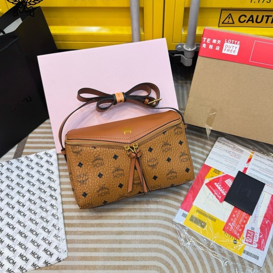 M.C.M Diamant 3D Shoulder Bag in Visetos Leather Mix ดีไซน์ใหม่ กับคอลเลคชั่นสุดปัง สวยหรูในแบบฉบับคนมีสไตล์ ขนาดกำลังดั สะพายง่าย ใช้งานสะดวกคล่องตัว รูปทรงแปลกใหม่มีความเหลี่ยมมุมเหมือนเพชร