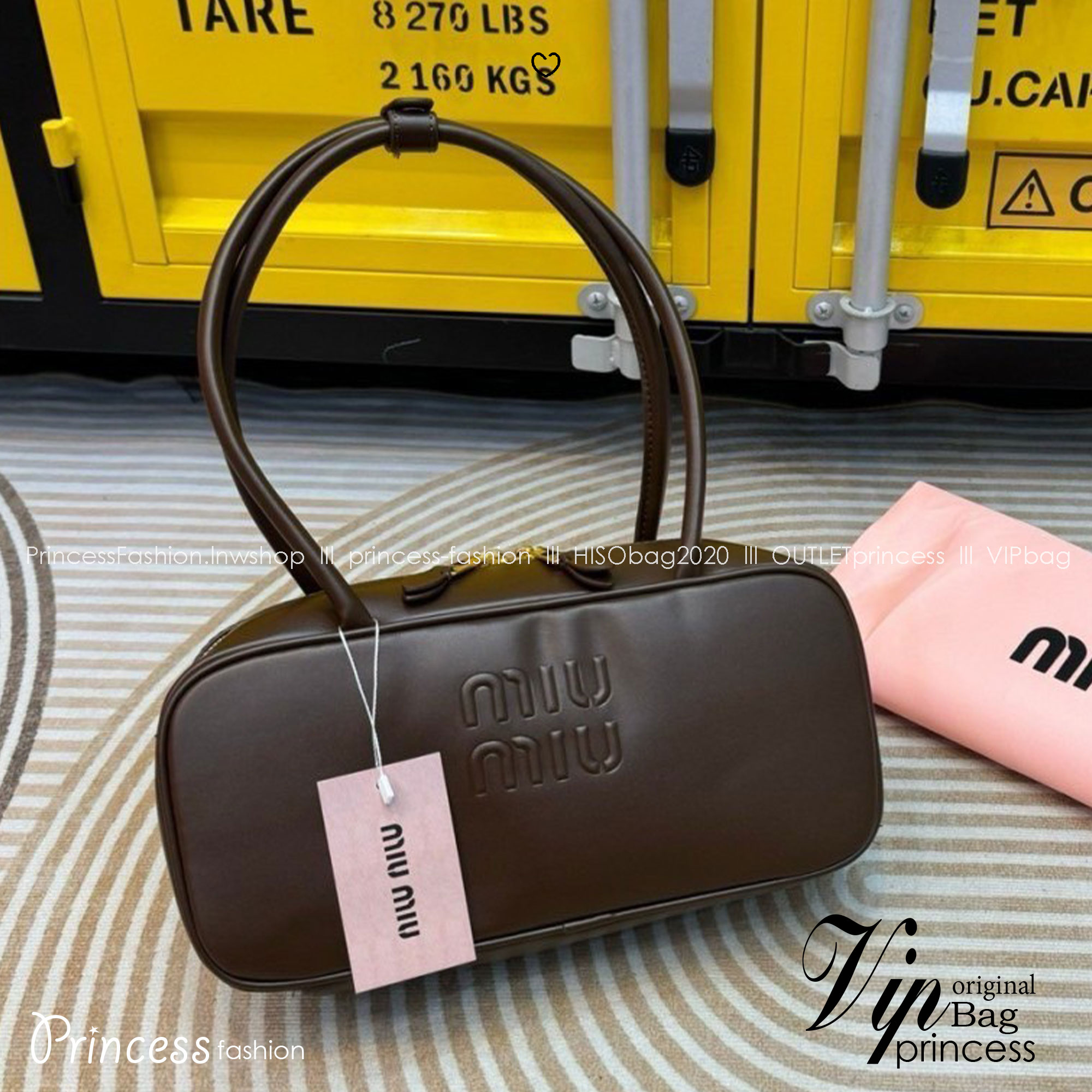 MIU MIU Beau leather bag Small Size กระเป๋าถือ/สะพายสุดชิค รุ่นใหม่หูยาว ถือก็ได้สะพายไหล่ก็เก๋ คูลสุดๆ ดีไซน์เรียบแต่มากมีอยู่จริง สวยดูแพง แมทชุดได้ง่ายสุด มินิมอลมินิใจ หูจับในตัวง่ายและสะดวกพกพา