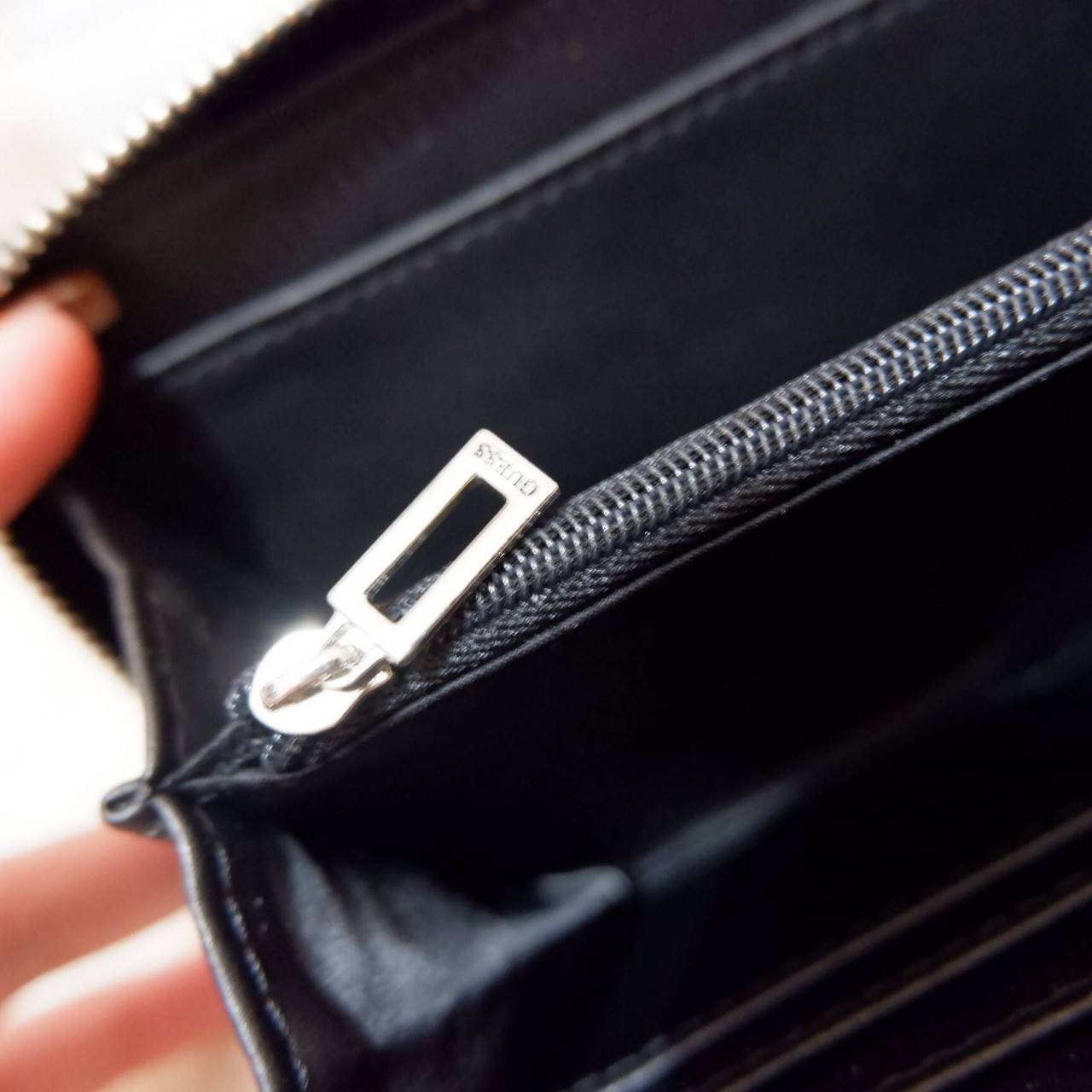 GUESS FACTORY WOMEN'S WALLET กระเป๋าสตางค์ใบยาว ดีไซน์สวย วัสดุหนังนิ่ม ประดับโลโก้แบรนด์สวย เปิดปิดด้วยซิปบน ภายในมีทั้ง ช่องใส่ธนบัตร แบงก์พัน และช่องใส่บัตรหลายช่องแยกเป็นสัดส่วน ภาพถ่ายจากสินค้าจริงสวยน่าใช้ค่ะ สาวๆที่กำลังหากระเป๋าสตางค์แบรนด์ดั