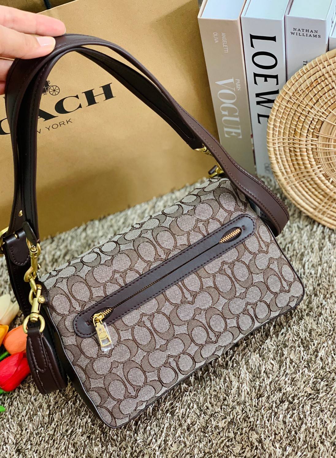 สวย คลาสสิคมากๆจ้าา COACH SOFT TABBY EUROPEAN CLASSIC UPGRADE PORTABLE BAG((C4821)) พร้อมส่งทันทีค่ะ สินค้าออกใหม่!! กระเป๋าหิ้ว//สะพายข้างได้ สุดคุ้ม! วัสดุ jacquard+หนังแท้ ได้สวยงาม คลาสสิคมากๆค่ะ น้ำหนักเบา เปิดปิดแบบกระดุมแม่เหล็กเป็นอะไหล่โลโก้แบรนด
