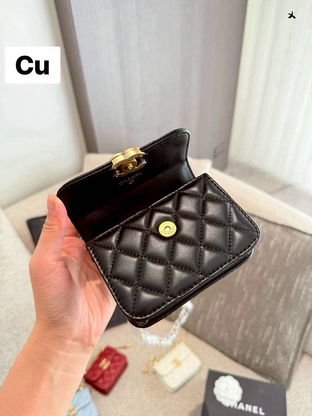 CHANEL 21A Mini Flap Coin Purse with chain กระเป๋าสะพายไซส์มินิน่ารักและสุดลัคชู หรูหราเกินเรื่อง โทนสีดำคลาสสิก โดดเด่นด้วยโลโก้สีทอง ดูแพงสุดๆ