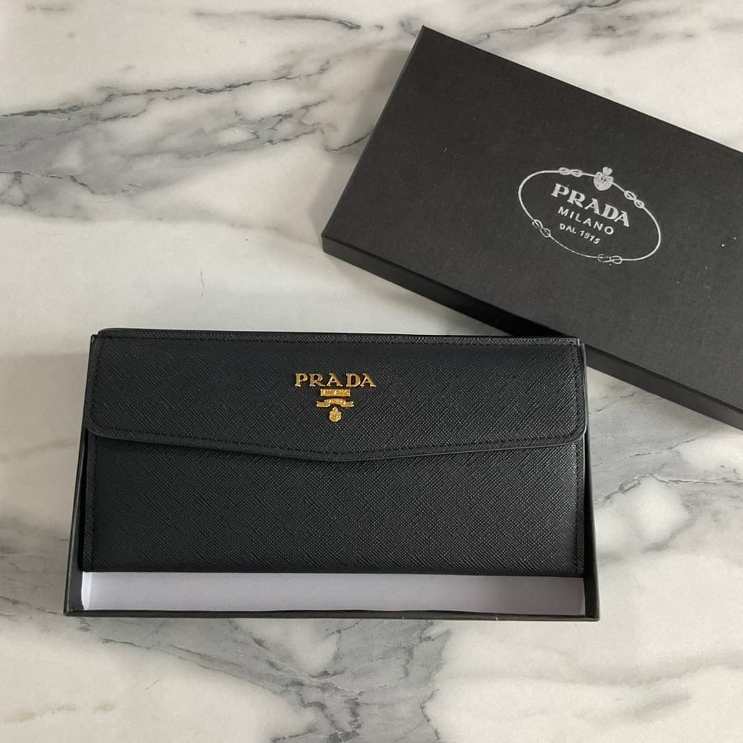 PRADA LONG WALLET Best Seller กระเป๋าสตางค์รับทรัพย์ ทรงหรู ลายหนัง SAFFIANO มีช่องใส่บัตร ถึง 12 ช่อง และช่องซิปใส่ของจุกจิกได้ น้ำหนักเบา จับถนัดมือ ขนาดกำลังดี