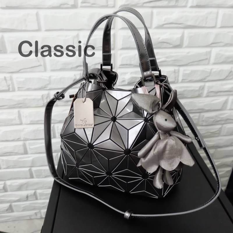 สีเข้าใหม่ล่าสุด ลาย Limited edition หายาก 👍ปรับทรงได้ 2 แบบ น่ารักมาก สี Gloss grey สวยที่สุด มาพร้อมกระต่ายเข้า set เลิศคะ กระเป๋า จากแบรนด์ David Jones กระเป๋าสะพายข้างดีไซน์เกร๋มาก สีสวยหรูมาก ขนาดกะลังดีเลย น้ำหนังเบามากคะ ภายในมีช่องเก็บของจ