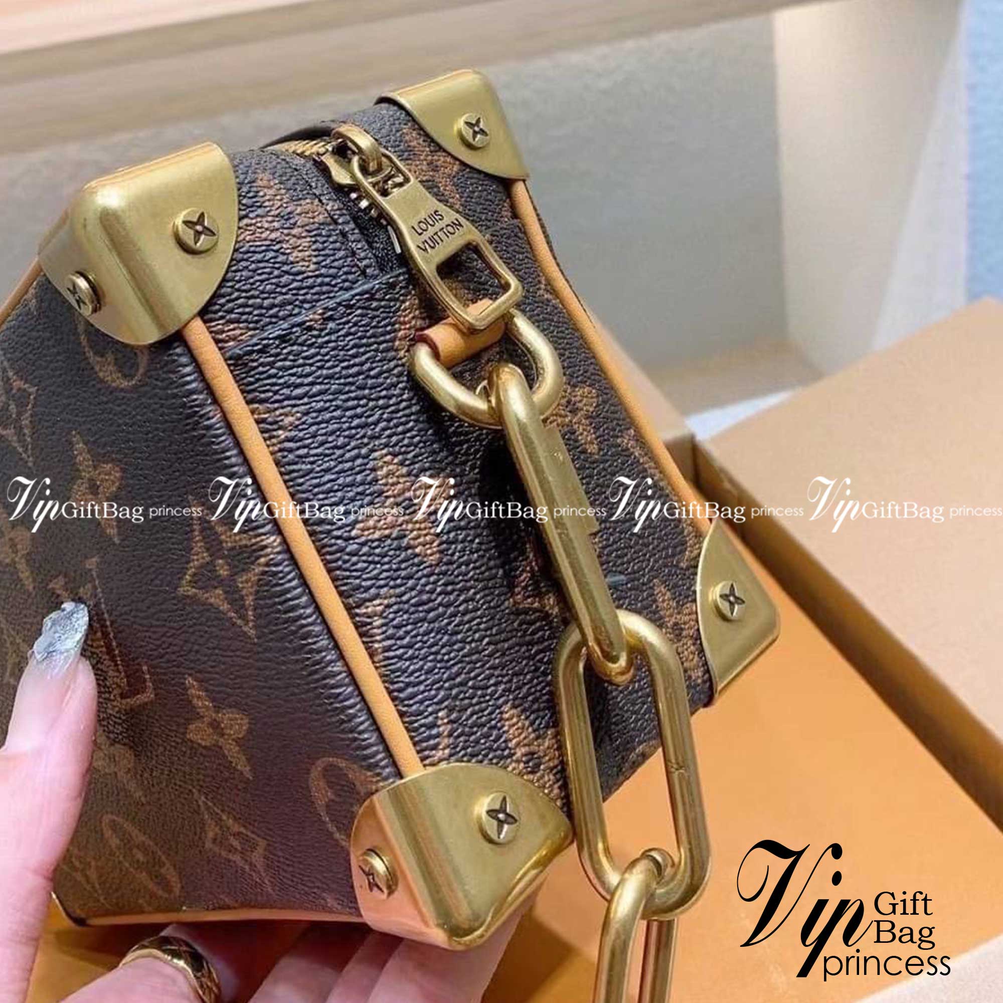 LV Mini Soft Trunk in Monogram Legacy กระเป๋าสะพายทรงกล่อง ไซส์มินิ สวย เท่ห์ รุ่นหายากมากกก วัสดุหนังแคนวาส ดีไซน์ทุกอย่างได้ลงตัว หรูหรา พกเป็นคลัทช์ออกงานก็ดูแพง สะพายข้างก็ดูอัพลุค ได้ทุกสไตล์ รุ่นนี้เป็น unisex ด้วยน้า ใช้ได้ทั้งหนุ่มๆและสาวๆไปเลย ภา