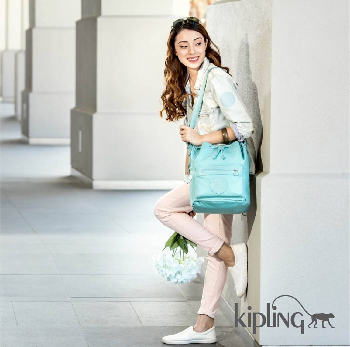 Kipling 2Way Bucket Bag กระเป๋าถือหรือสะพาย 2Way รุ่นใหม่ทรงขนมจีบวัสดุ Nylon & Polyester 100% น้ำหนักเบา ถือและสะพายได้หลายแบบจะใช้สายยาวสะพาย Crossbody หรือใช้สายคู่สะพายหลังแบบเป้ก็ดูดี หูจับถนัดมือสะพายไหล่ได้ เปิดปิดแบบ Drawstring พร้อมกระดุมแม่เหล็ก