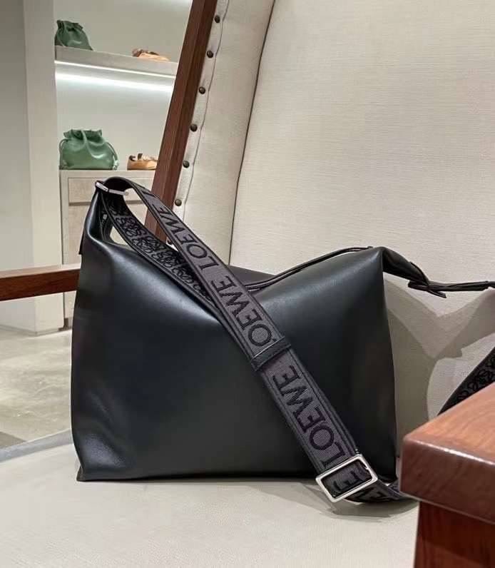 LOEWE Cubi leather crossbody bag / LOEWE IN SUPPLE SMOOTH CALFSKIN CUBI CROSSBODY BAG พร้อมส่ง **สินค้าเกรดท็อปออริจินอล 1:1 เกรดดีสุด สลับแท้ ใช้งานต่างประเทศได้