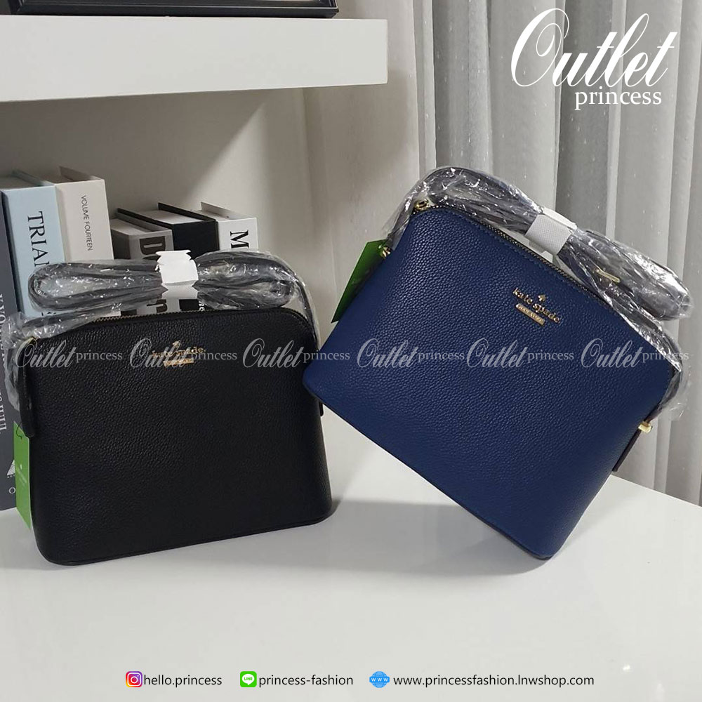 KATE SPADE CROSSBODY BAG แบรนด์ดังจากอเมริกาสุดฮิตของวัยรุ่น กระเป๋าสะพาย ขนาดน่ารักกำลังดี เปิดปิดด้วยซิปเดียวด้านบน ภายในมีช่องเล็ก1ช่อง ใส่มือถือได้ทุกรุ่นและกระเป๋าสตางยาวได้ ความยาวสาย 117cm ปรับได้ถึง5ระดับ รุ่นฮิตอีกรุ่นที่ไม่ควรพลาดเลยคร้า