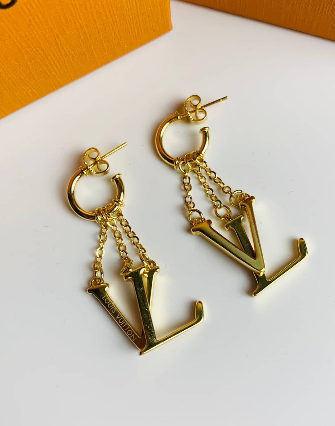 LV earring / Louis Vuitton earring ต่างหูหลุยส์ เกรดออริจินอล งานเคลือบโลหะทอง ไม่ลอกไม่ดำ เงาสวยคล้ายของจริงมากที่สุด สวยหรูหรา ผู้ดี ไฮโซสุดๆ งานเล่นไฟสวยมากค่ะ คอนเฟิม !!!!! เกรดสั่งทำแบบละเอียดที่สุด เก็บรายละเอียดครบ ปั้มโลโก้ สวยมากค่ะ