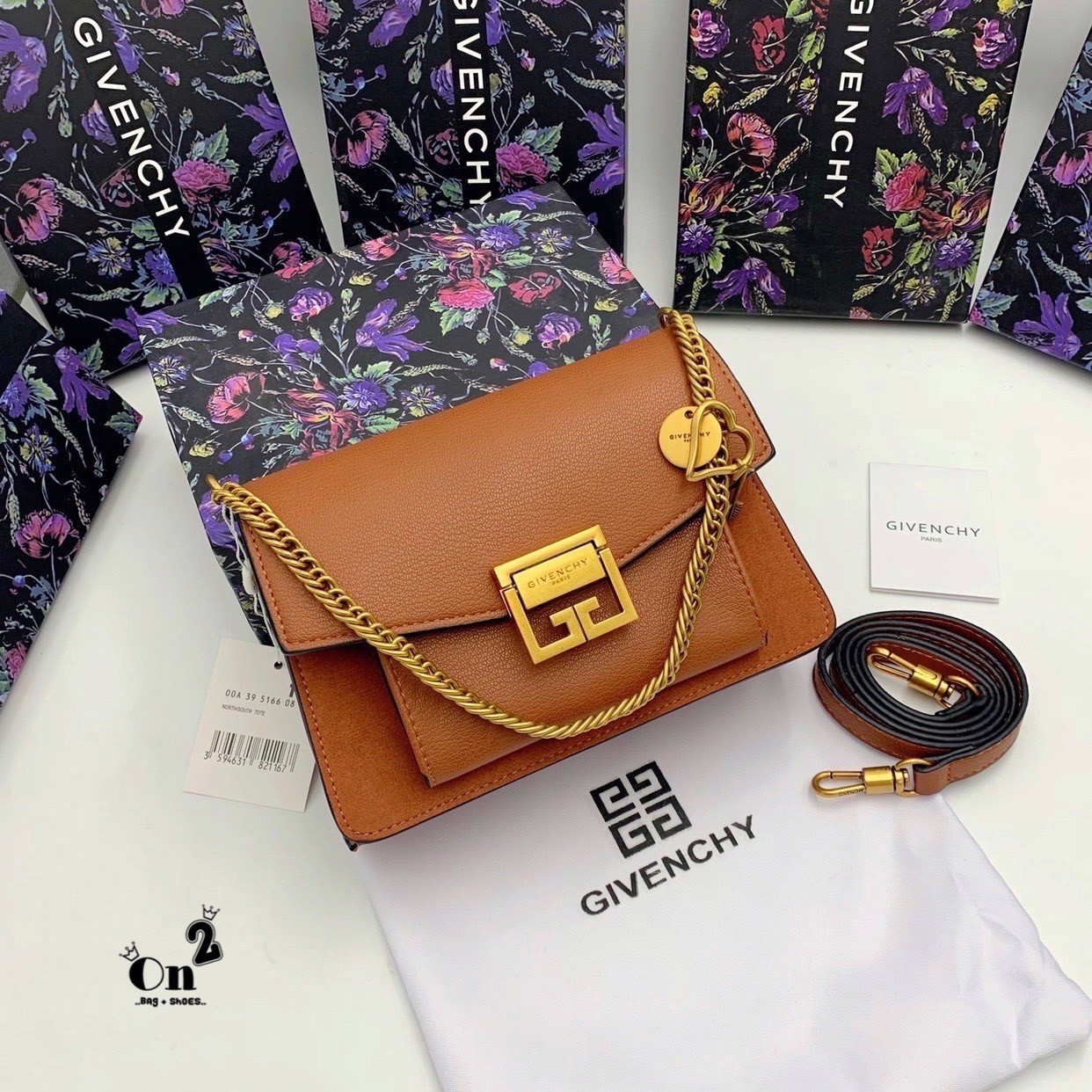 Givenchy GV3 Bag พร้อมส่งที่ไทย กับรุ่นยอดนิยม กระเป๋าสะพายหนังเรียบ เปิดหน้า อะไหล่ทอง งานสวยเป๊ะอะไหล่ปั้มทุกจุด เกรดมิลเลอร์สวยหรู ดูเป็นคนมีเทสดีเลยค่าา ดีไซน์คือสวยมีคลาส มีระดับสุดๆ พร้อมสายโซ่อะไหล่ทอง ละมุนตามากค่าา รุ่นนี้ขายดีมาก ได้มาน้อยด้วยนะ