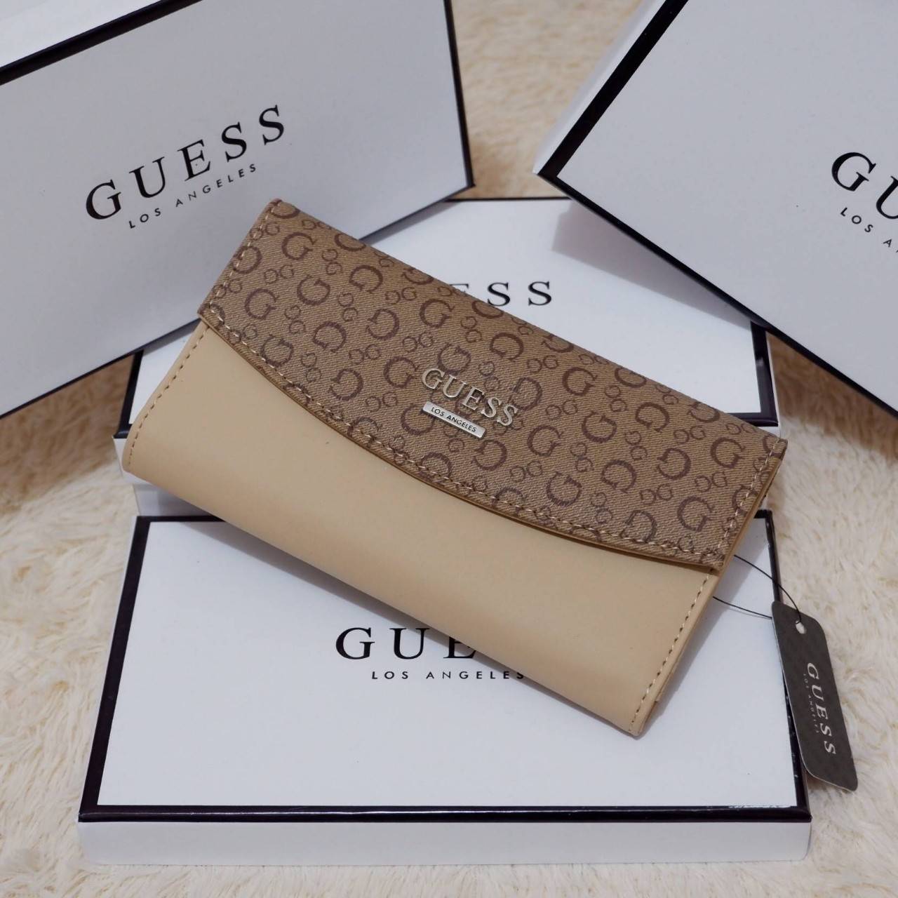 GUESS FACTORY WOMEN'S WALLET กระเป๋าสตางค์ใบยาว3พับดีไซน์สวยรุ่นใหม่ล่าสุดวัสดุหนังนิ่ม ปั๊มลายคมชัด ด้านหน้าประดับโลโก้แบรนด์สวย เปิดปิดด้วยฝาบนเปิด/ปิด ภายในมีทั้งช่องใส่รูป ช่องใส่ธนบัตร แบงก์พัน และช่องใส่บัตรหลายช่องแยกเป็นสัดส่วน ภาพถ่ายจากสินค