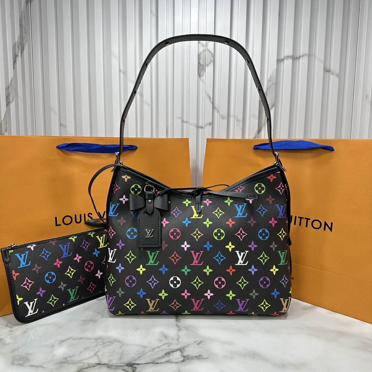 LV x TM CarryAll PM bag Murakami กระเป๋าทรงโท้ทแครี่ออลสุดคลาสสิกแต่งแต้มดีเทลเปี่ยมชีวิตชีวาจากคอลเลคชั่น LV x Murakami ด้วยลายโมโนแกรมสุดไอคอนิกเปี่ยมสีสันใหม่