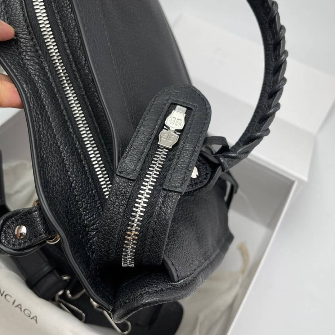 หนังแท้ BALENCIAGA CLASSIC CITY SMALL SHOULDER BAG in black Arena lambskin อะไหล่เงิน / ทอง การสร้างสรรค์ที่มีเอกลักษณ์เฉพาะตัว หรูหรา สีดำคลาสสิก วัสดุหนังแกะแท้ทั้งใบ ภายในโล่งกว้างจุของได้เยอะ เกรดออริจินอล ตอบโจทย์ได้ทุกลุค ทุกไลฟ์สไตล์ คูลๆ เท่ๆ ภาพส