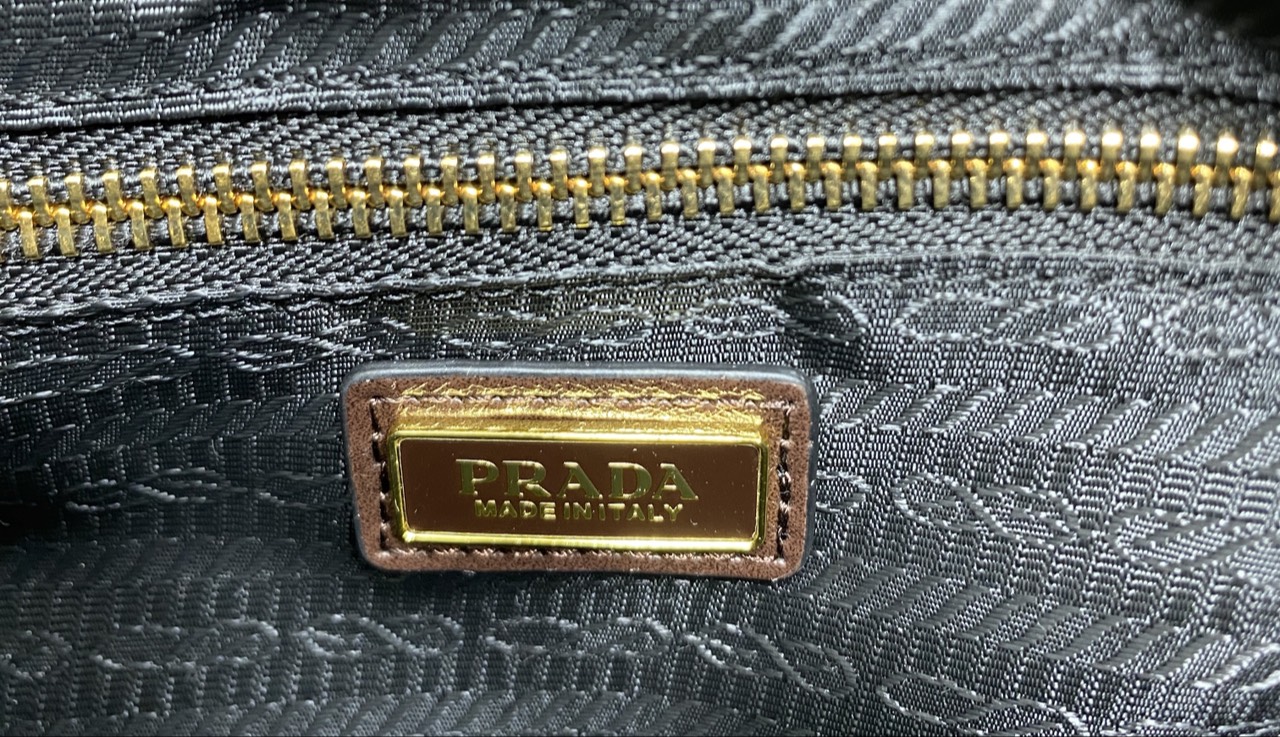 ORI หนังแท้ | Prada Bonnie medium leather handbag 32cm กระเป๋าสะพายทรงโท้ท โดดเด่นด้วยดีไซน์ที่เน้นความประณีตแต่ใช้งานได้จริง หนังเนื้อนุ่มเคลือบเงา เน้นย้ำเสน่ห์อันทันสมัยและใช้งานได้หลากหลาย