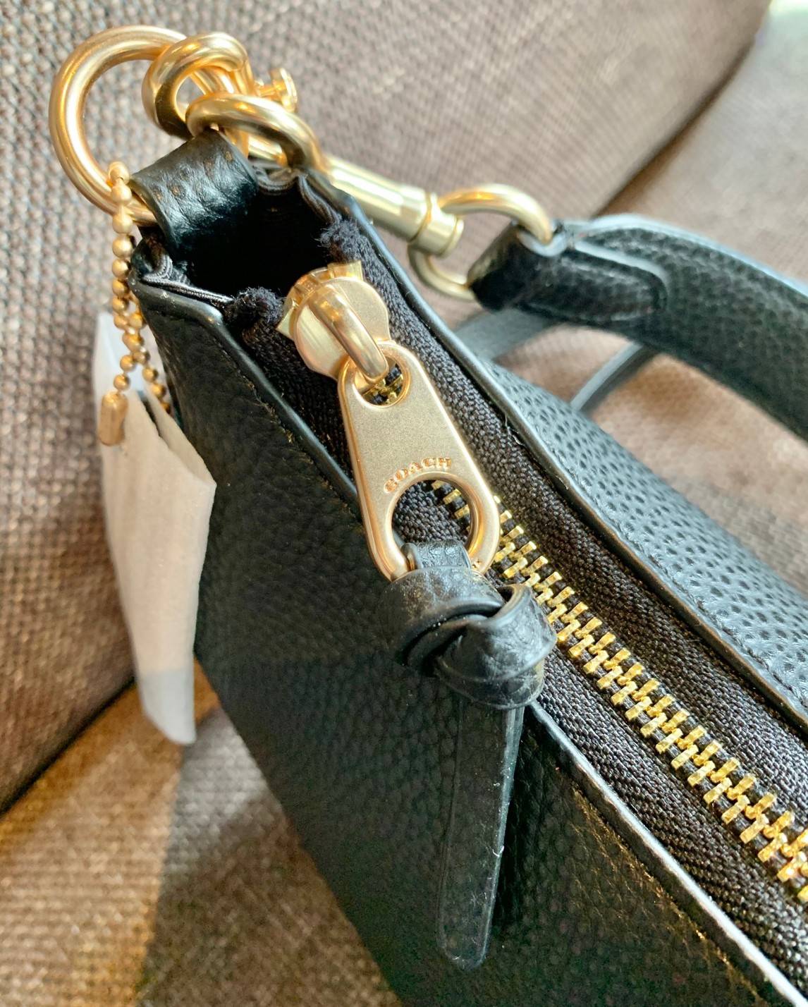 น้องออกใหม่ล่าสุดสวย หักใจไม่ลงเลยค่าา😘 COACH PENNIE SHOULDER BAG ((C7222)) พร้อมส่ง สีใหม่ล่าสุด ยังไม่มีในช๊อปไทยค่าา กระเป๋าหิ้ว//สะพายข้างได้ สุดคุ้ม! หนังแท้ชั้นดี ลายหนังสวย นิ่มมือดีมากๆค่ะ ปากกระเป๋าแบบซิปมีหนังห้อยเพิ่มความเก๋ ภายในกระเป๋