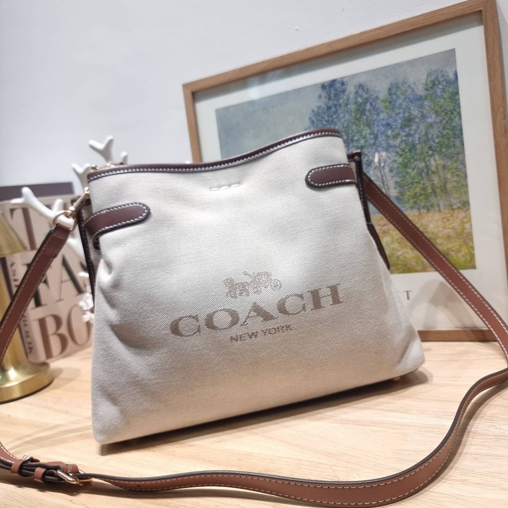 COACH CH190 HANNA SHOULDER BAG น้องใหม่ เรียบหรู ดูแพง กับกระเป๋าสะพายไหล่ทรงสวย โทนสีคลาสสิค ดีไซน์ตกแต่งสายคาดจับจีบข้างกระเป๋าเพิ่มดีเทล มาพร้อมหูจับถอดแยกได้