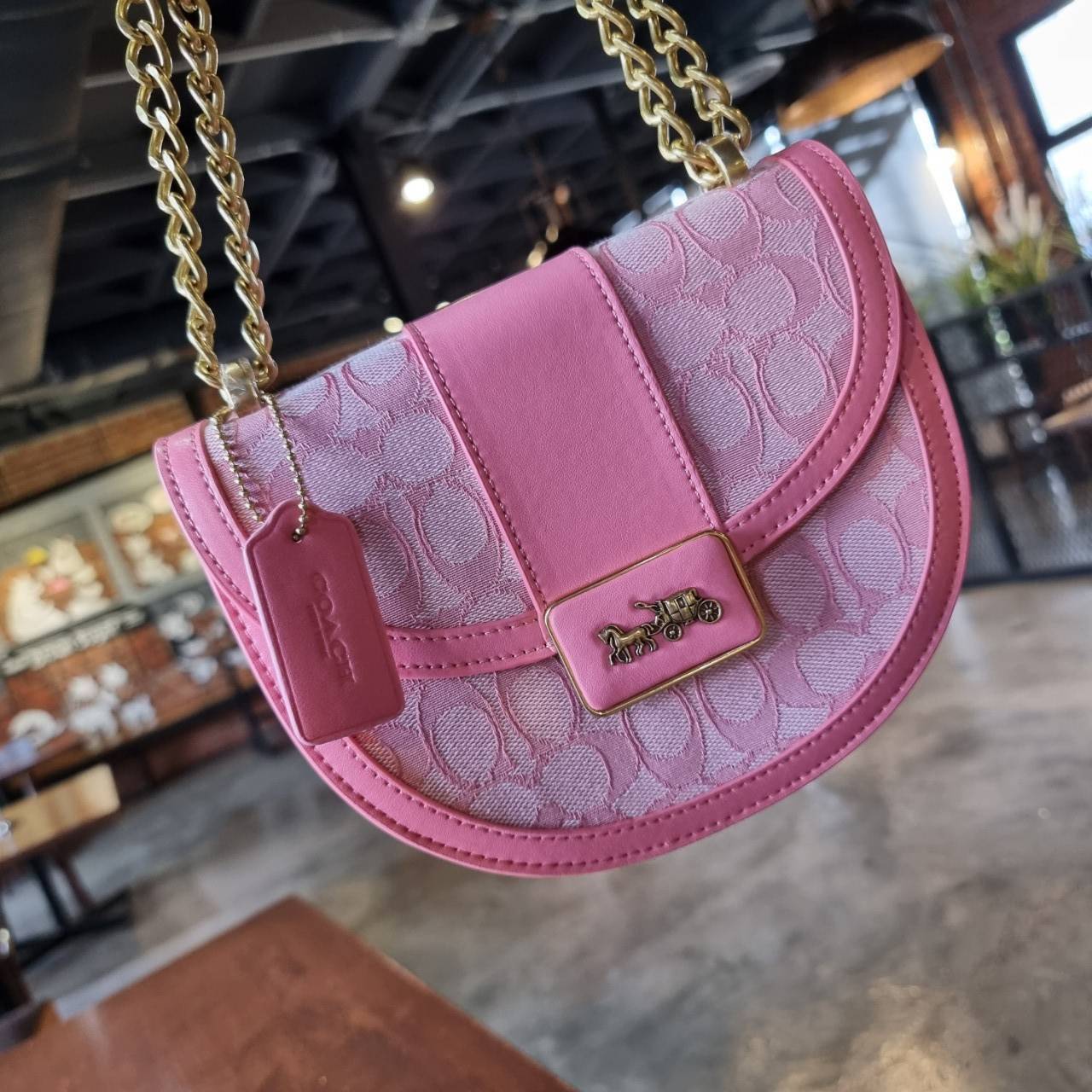 COACH ALIE SADDLE BAG JACQUARD IN SIGNATURE ((C4694//C3464)) พร้อมส่งที่ไทย รุ่นใหม่ล่าสุดค่ะ! กระเป๋าสะพายข้าง//ครอสบอดี้ร์//หรือทบสายคู่สะพายไหล่ได้ค่ะ วัสดุJacquard+หนังแท้ ได้สวยงามลงตัวมากๆ เปิดปิดกระเป๋าแบบกดล็อค มีอะไหล่โลโก้แบรนด์โดดเด่นปนคลาสสิค