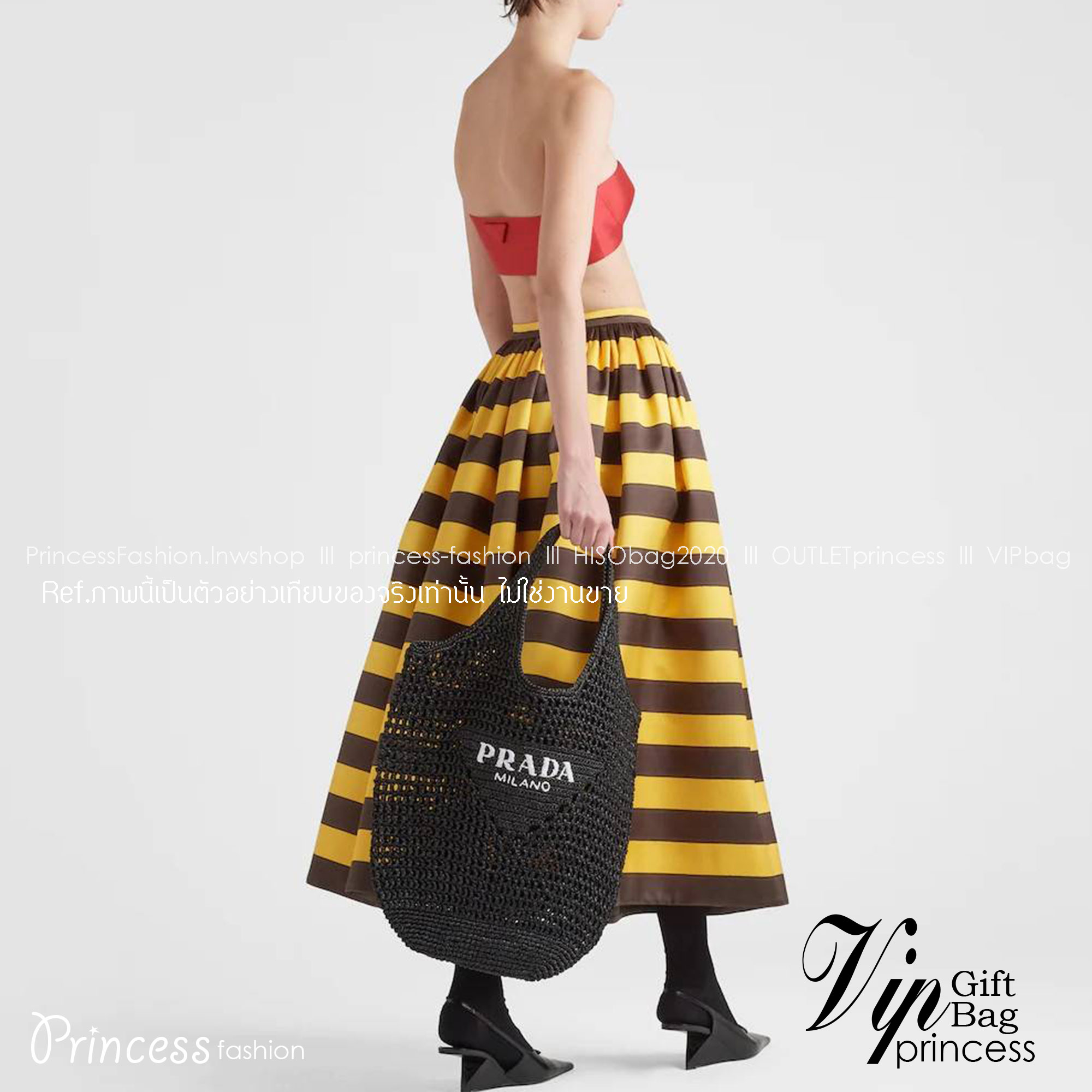 PRADA RAFFIA TOTE BAG สวยไม่ซ้ำใคร สไตล์บีช เหมาะมากกับการสะพายไปเที่ยวทะเล หรือจะใช้ในวันสบายๆก็ตอบโจทย์ กับกระเป๋าสะพายสานใบใหญ่ ตัวกระเป๋าเป็นวัสดุสังเคราห์จากธรรมชาติ