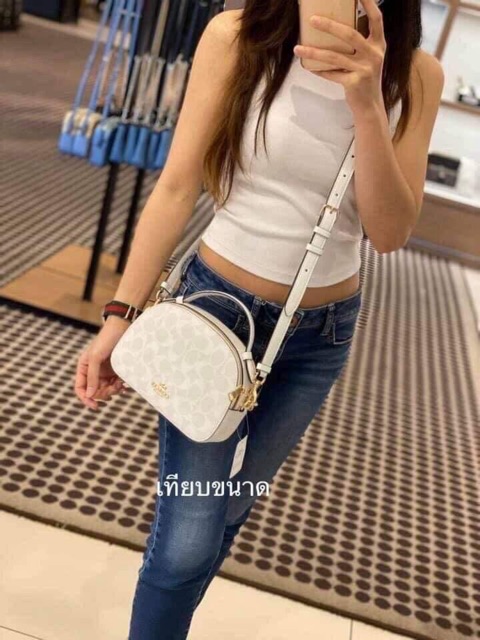 COACH SERENA SATCHEL CROSSBODY BAG กระเป๋าทรงโดมเล็ก น่ารัก แต่ใส่ของได้จุเลยทีเดียว!! มี2ช่องซิปหลัก ช่องค่อนข้างกว้าง สามารถใส่กระเป๋าเงินใบกลางได้;ของจำเป็นอื่นๆได้ครบเลยค่ะ มีช่องเล็กให้ใส่ของจุกจิก ด้านหลังมีช่องเล็กให้อีกช่องค่ะ พร้อมสายยาวถอดออกได้