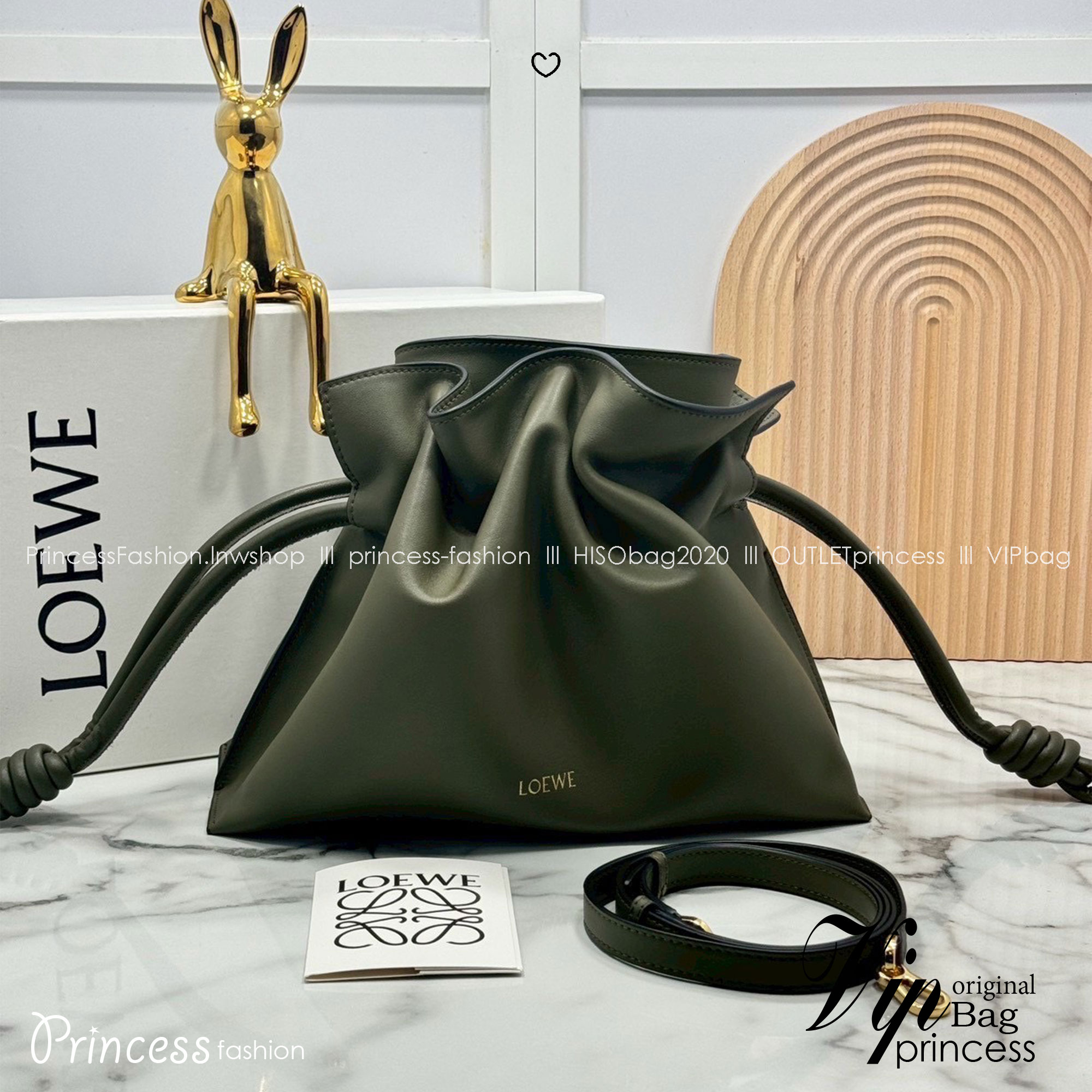 ORI หนังแท้ | Medium Loewe Flamenco clutch in nappa leather 30cm กระเป๋าสะพายทรงคลัชดีไซน์รูดเชือก เรียบหรูดูแพง เรียบง่ายใช้งานสะดวก หนังแนปป้าให้สัมผัสนุ่มสบายผิว มาพร้อมสายสะพายร้อยห่วงหรูหรา