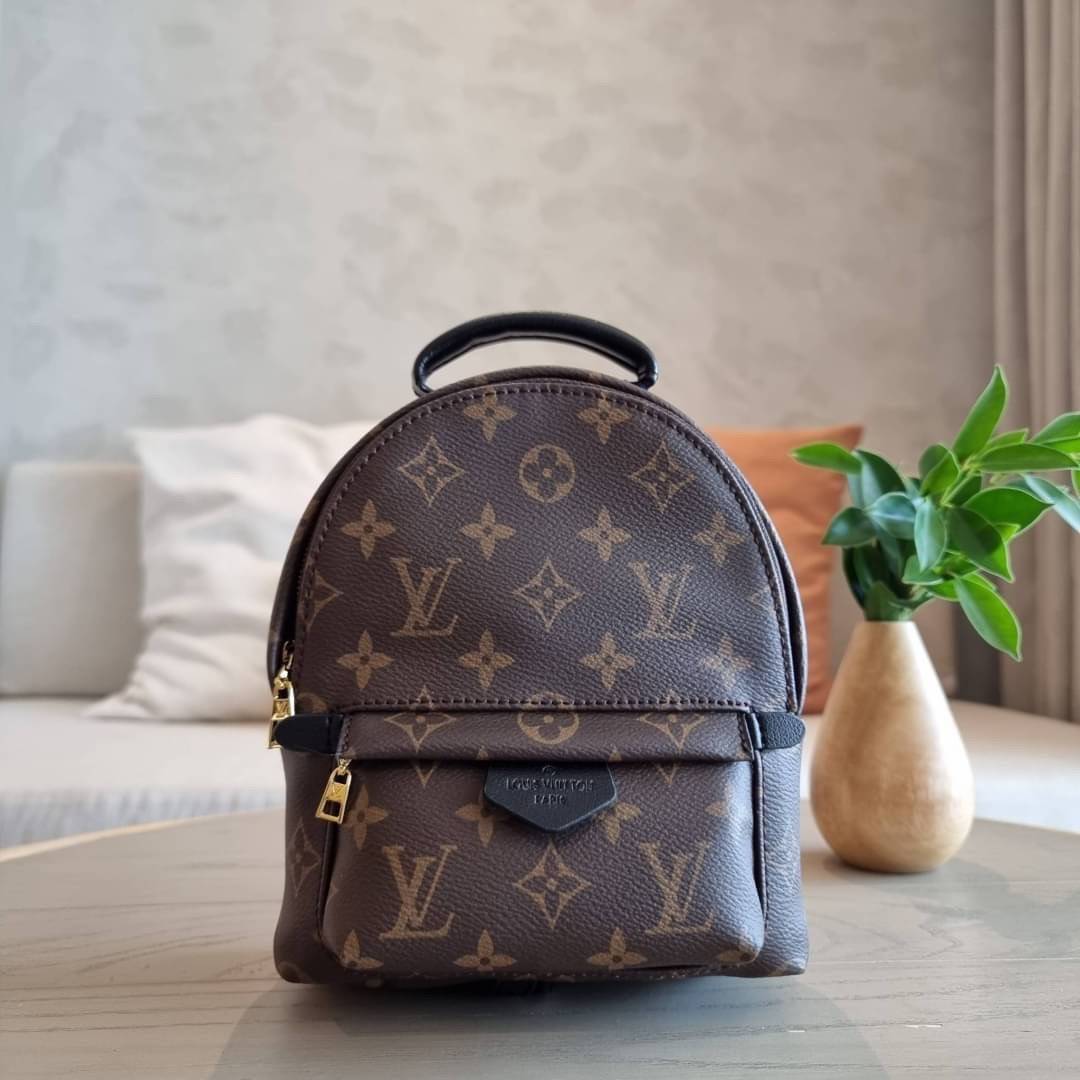 LV Backpack Size Mini | สายสะพายเล็ก ถอดได้ LV palm springs New in!! เข้าแล้วกับไอเท็มยอดฮิต หรูหราพร้อม box set สุดสวย ที่สุดของความคุ้มค่า LV palm springs กระเป๋าแบ็คแพ็ค มาให้เลือก 2 ไซส์ ขายดี วัสดุหนังแคนวาสคุณภาพดี มีช่องซิปแบ่งสัดส่วน ใบเล็กสายวะพา
