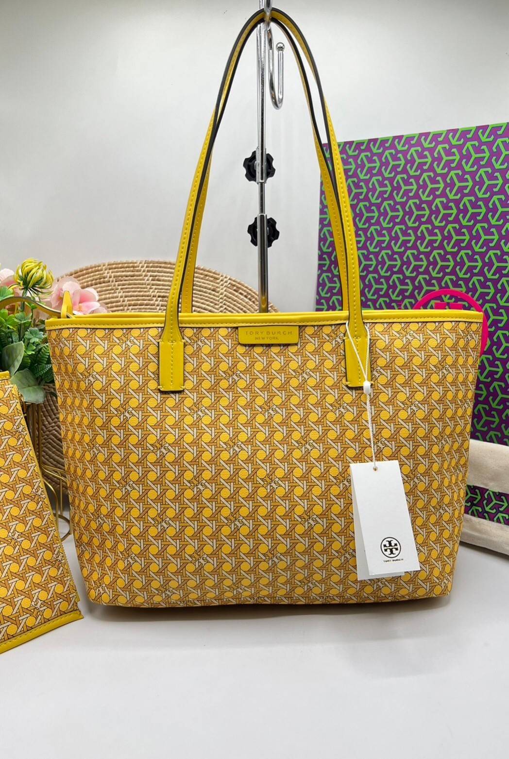 Tory Burch Ever Ready Zip Tote Small Coated Canvas / Tory Burch Geo Logo Tote กระเป๋าโท้ท พิมพ์ลายด้วยลวดลายสานตะกร้าอันเป็นเอกลักษณ์ของแบรนด์ ซึ่งได้แรงบันดาลใจจากความหลงใหลในงานจักสานของผู้ก่อตั้ง