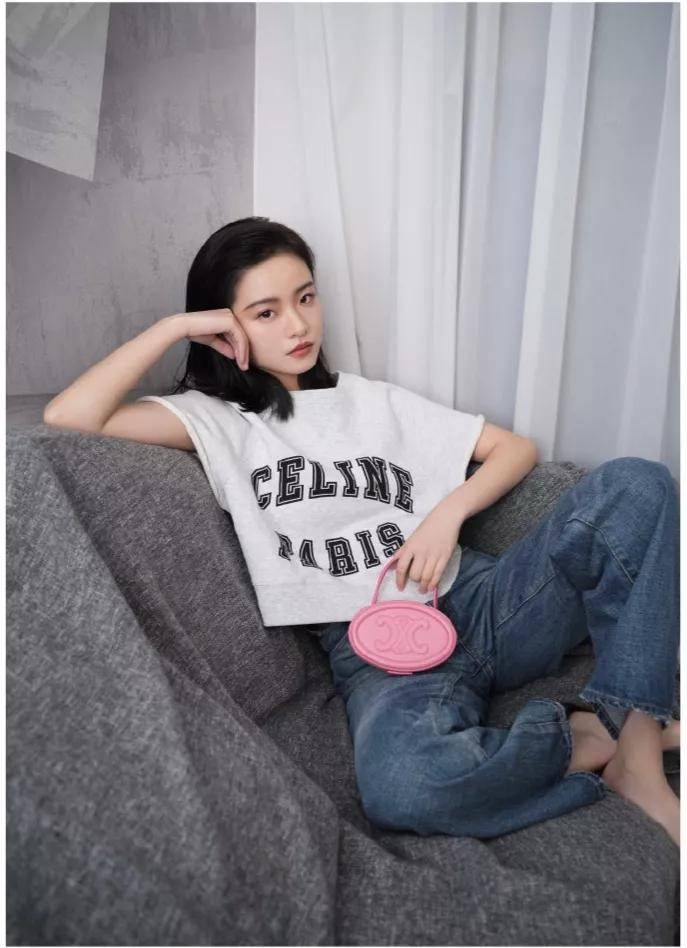 VIP 🥂 CELINE OVAL MINAUDIERE CUIR TRIOMPHE น้องน่ารักม้ากกกก!! น่ารักตะโกนไปเลย!! กับกระเป๋าทรง oval รุ่นแรร์ไอเท็ม ที่หายาก และ sold out ไปหลายรอบ!! น้องใบกะทัดรัด สำหรับสาวๆที่ชอบพกพกของแบบง่ายๆ ให้ชีวิตไม่ยุ่งยาก คล้องแขนใช้งานเก๋ๆ วัสดุหนังสัง