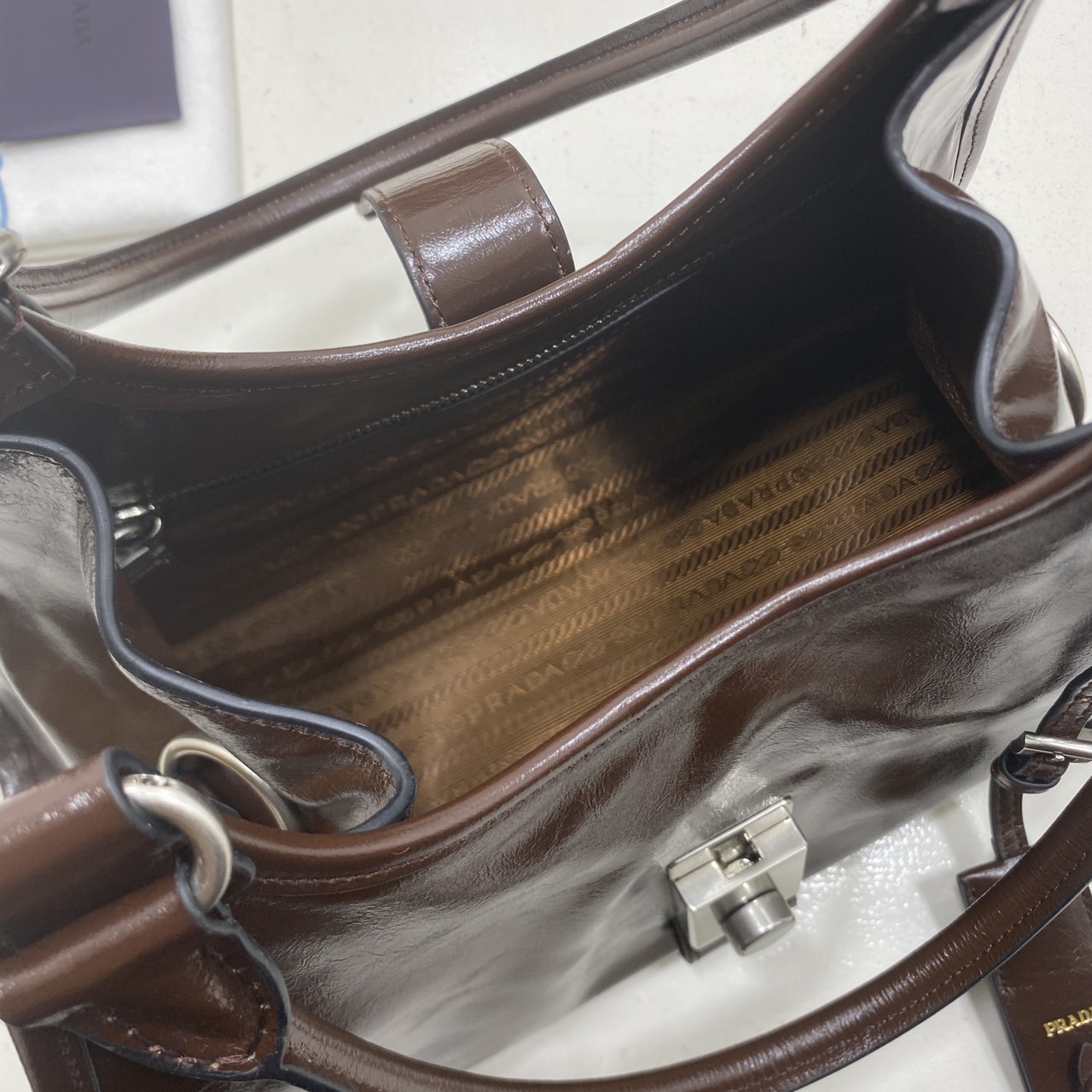 TOP ORI หนังแท้ | เกรดดีสุด PRADA Medium leather tote bag / pradahobo กระเป๋าสะพายทรงโฮโบ คลาสสิคหนังเงาสวยหรูดูแพง ใบใหญ่กำลังดี ดีไซน์ใหม่ล่าสุด ภายในโล่งกว้าง จุของได้สบายๆ