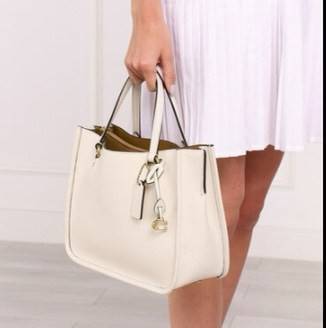 COACH C3889 TYLER CARRYALL 28 IN SIGNATURE CANVAS ((C3460//C3889)) รุ่นยอดฮิตที่สาวๆหลายคนเรียกร้อง กับกระเป๋าถือ/สะพายทรงสวย ที่มาพร้อมสายสะพายไหล่ในตัว และสายครอสบอดี้สำหรับสะพายข้าง ตัวกระเป๋าถูกแบ่งเป็นสัดส่วนสวยงาม มีช่องซิปกลางที่ใหญ่พอสมควร และยังม