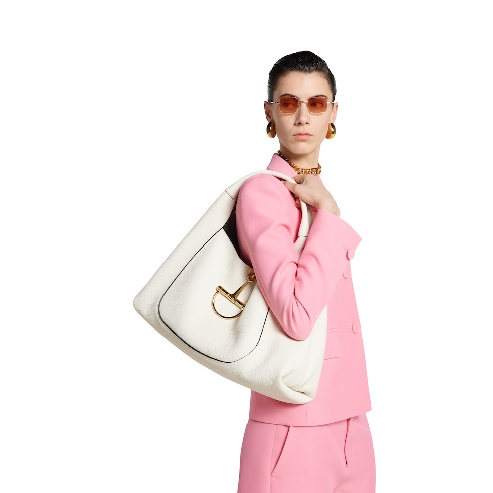 Gucci Softbit maxi shoulder bag โฉมใหม่ล่าสุด กับกระเป๋าสะพายรูปทรงใหม่เรียบหรูด้วยหนังลายเกรน ใบใหญ่จุใจพร้อมใบลูกเข้าเซ็ท ตกแต่งอะไหล่ Horsebit ครึ่งรูปขนาดใหญ่ด้านหน้าสวยหรูโดดเด่น สวยผู้ดี ดารา เซเลปใช้กันเพียบ