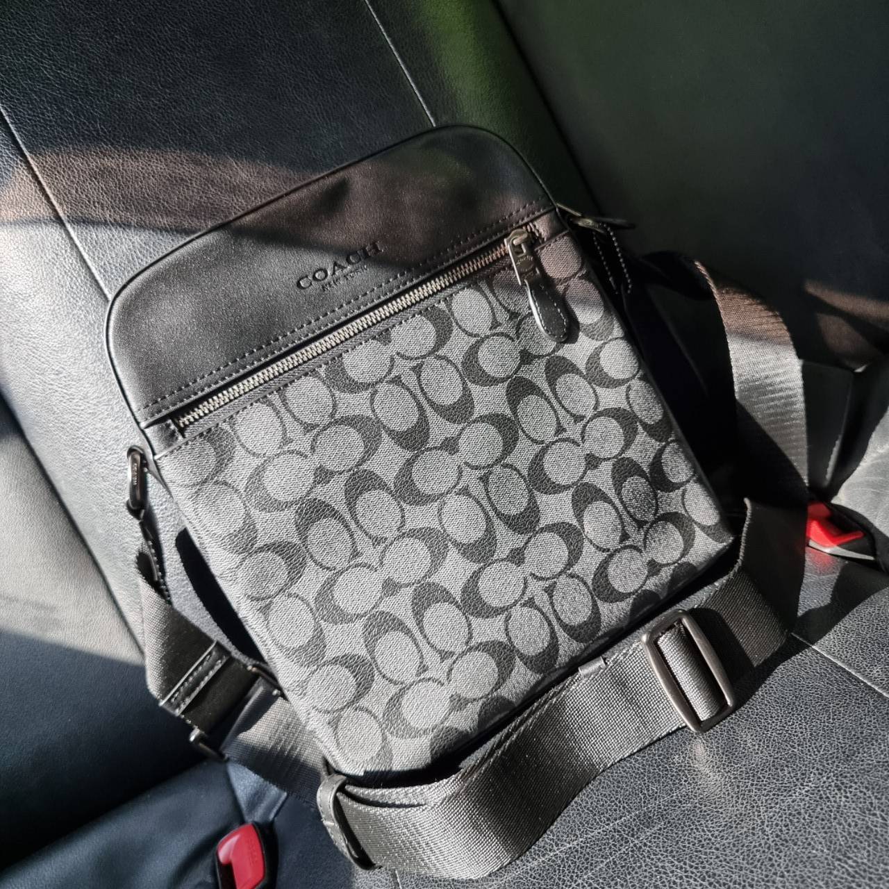 COACH F73336 HOUSTON FLIGHT BAG IN SIGNATURE CANVAS รุ่นนี้หนุ่มๆเค้ารู้กัน!! ขายดีตลอดกาล!! คลาสสิคไม่มีใครเกิน!! กระเป๋าสะพายข้างทรงแมสเซ็นเจอร์ยอดฮิต ทรงสวย ดูดี วัสดุหนังแคนวาสเคลือบลายสลับหนังแท้ เปิด-ปิดด้วยซิป ด้านหน้าและหลังสามารถใส่ของได้ ภายในแบ