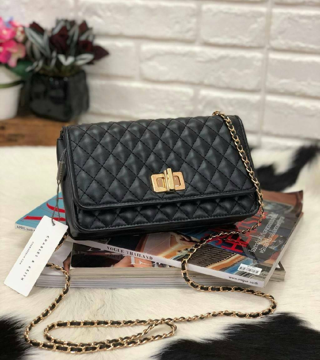 Charles&kieth quilted chain strap bag กระเป๋าขนาดมินิคลัช หนังPU เย็บตารางนูนทั้งใบ ด้านหน้าเปิด/ปิด แบบตัวบิดหมุน ด้านหลังมีโลโก้แบรนด์นูน ภายใน มีช่องใหญ่ ประกอบด้วย ช่องซิป ช่องการ์ด และมีช่องย่อย ใส่ของได้จุคุ้มสุด ๆ พกพาสะพายได้ทุกวัน น้ำหนักเบา จะสะ