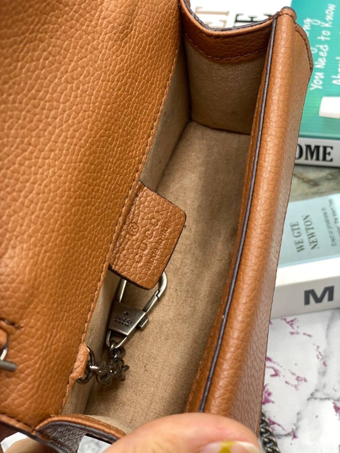 หนังแท้ GUCCI Denim Dionysus mini bag / GG Dionysus Shoulder bag / GG Denim Dionysus พร้อมส่งที่ไทย กระเป๋าสะพายข้างเดนิมสีเข้มสลับหนังแท้สีน้ำตาลงาช้าง เกรดหนังคุณภาพดียิ่งใช้หนังยิ่งสวย โทนสีน่าใช้มากก มาในดีไซน์คลาสสิคเรียบหรูเข้ากับทุกลุ๊คแบบไม่มีเอ้า