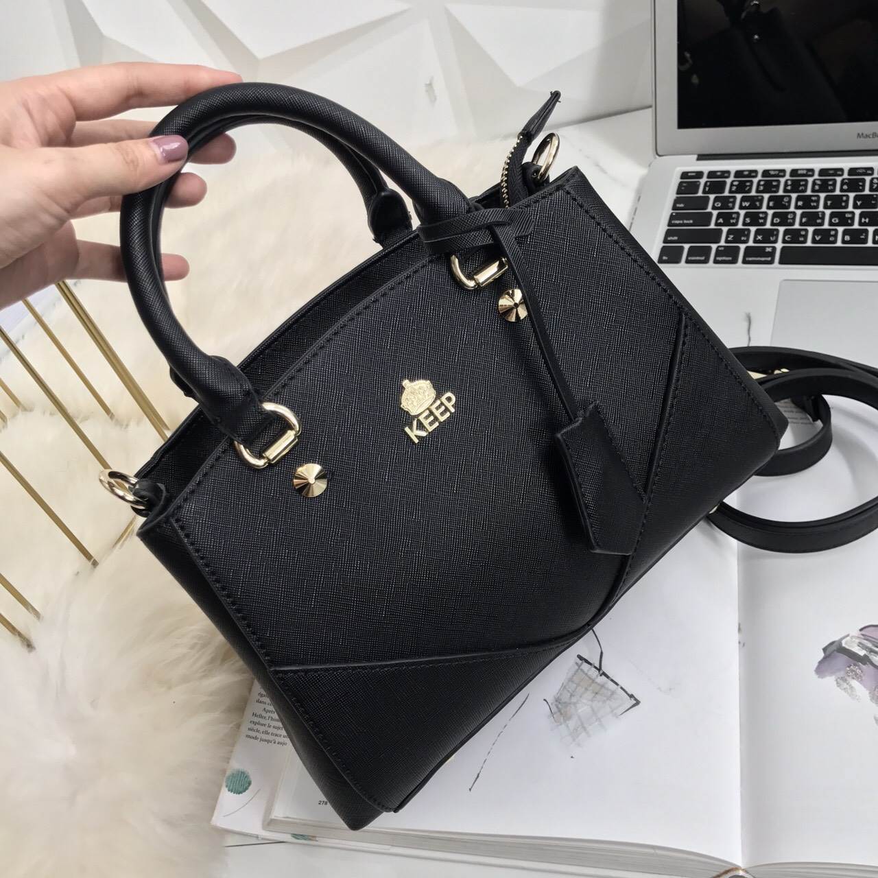 รุ่นขายดีที่สุด 👍 จากแบรนด์ KEEP รุ่น Elegance รอบนี้เข้ามา 2 size ให้เลือกเลยค่า **จุดเด่นที่ >หนังคุณภาพ ลายหนัง saffiano > ถือสะพายเข้าง่ายกับทุกชุด >ทรงสวยมากคะ ขนากกระเป๋ากำลังดีคะ ใส่ กปต ยาว มือถือได้ทุกรุ่น > มีช่องย่อยแบ่งเก็บ