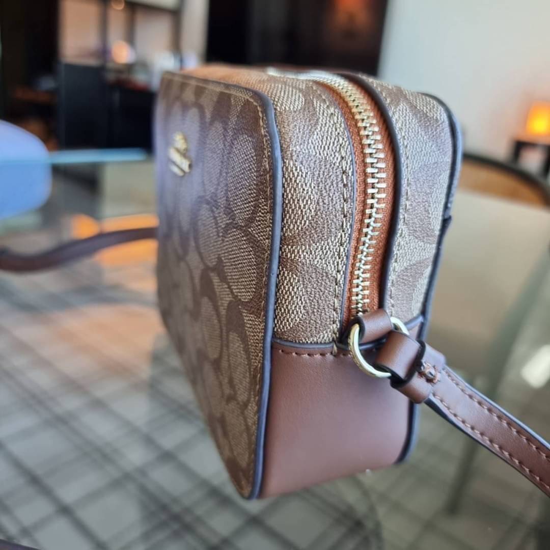 COACH 91677 MINI CAMERA BAG IN SIGNATURE CANVAS ขายดีที่สุด!! กระเป๋าสะพายข้างไซส์มินิ คลาสสิคอยู่ทรง อะไหล่ทองตัดดูหรู วัสดุหนังแคนวาสเคลือบลาย เปิด-ปิดด้วยซิป สายสะพายปรับได้ตามตัว ใบนี้แมทช์ได้ทุกลุค ใช้เป็น everyday bag ได้สบายๆเลยจ้า