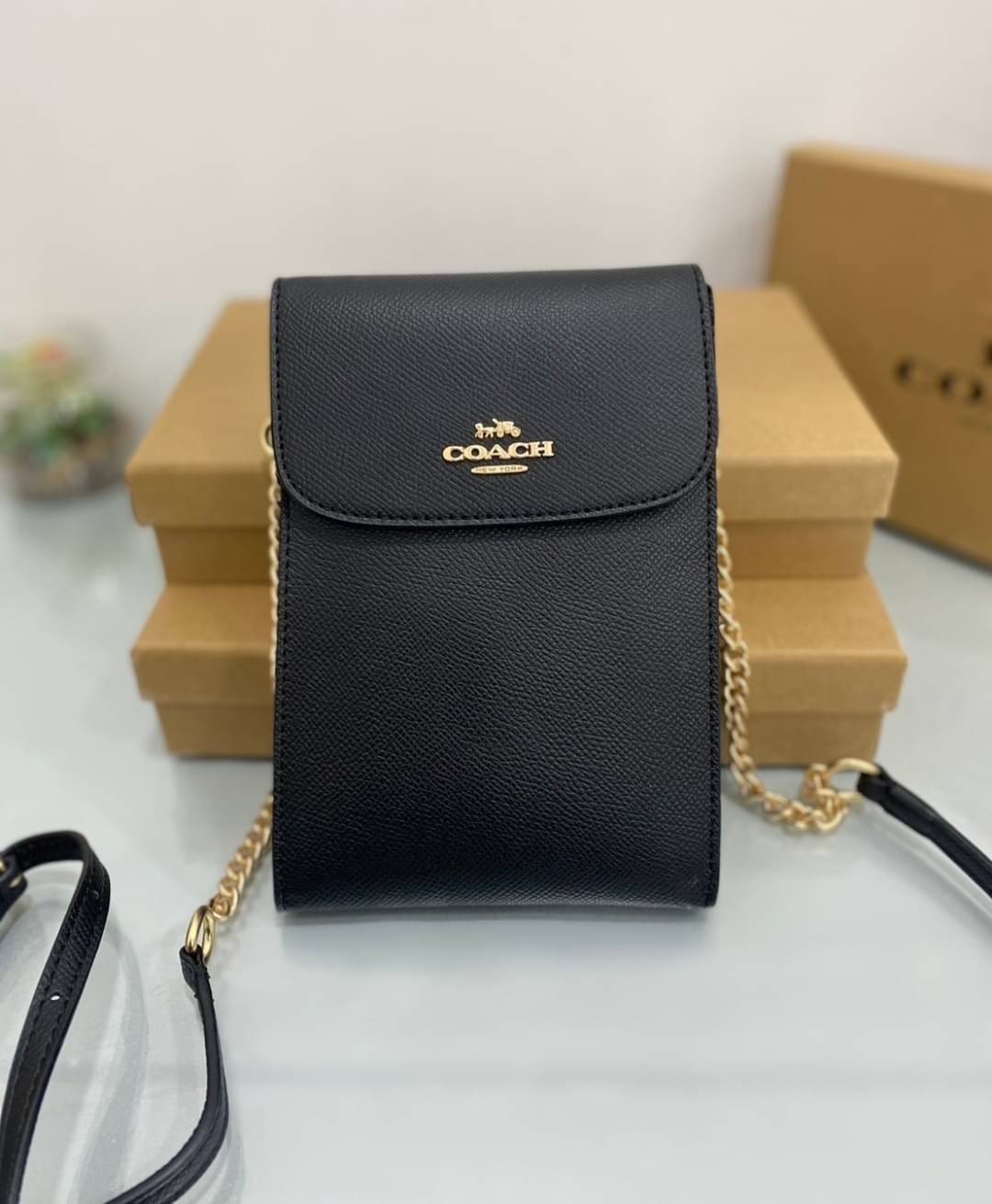 COACH RACHEL PHONE CROSSBODY IN SIGNATURE CANVAS พร้อมส่ง กระเป๋าสะพาย case phone ต้องมา ให้คุณพกพา gadget ล้ำไปได้ทุกที่ ใส่โทรศัพท์มือถือได้ทุกรุ่น ดีไซน์ใหญ่กว่าเดิม