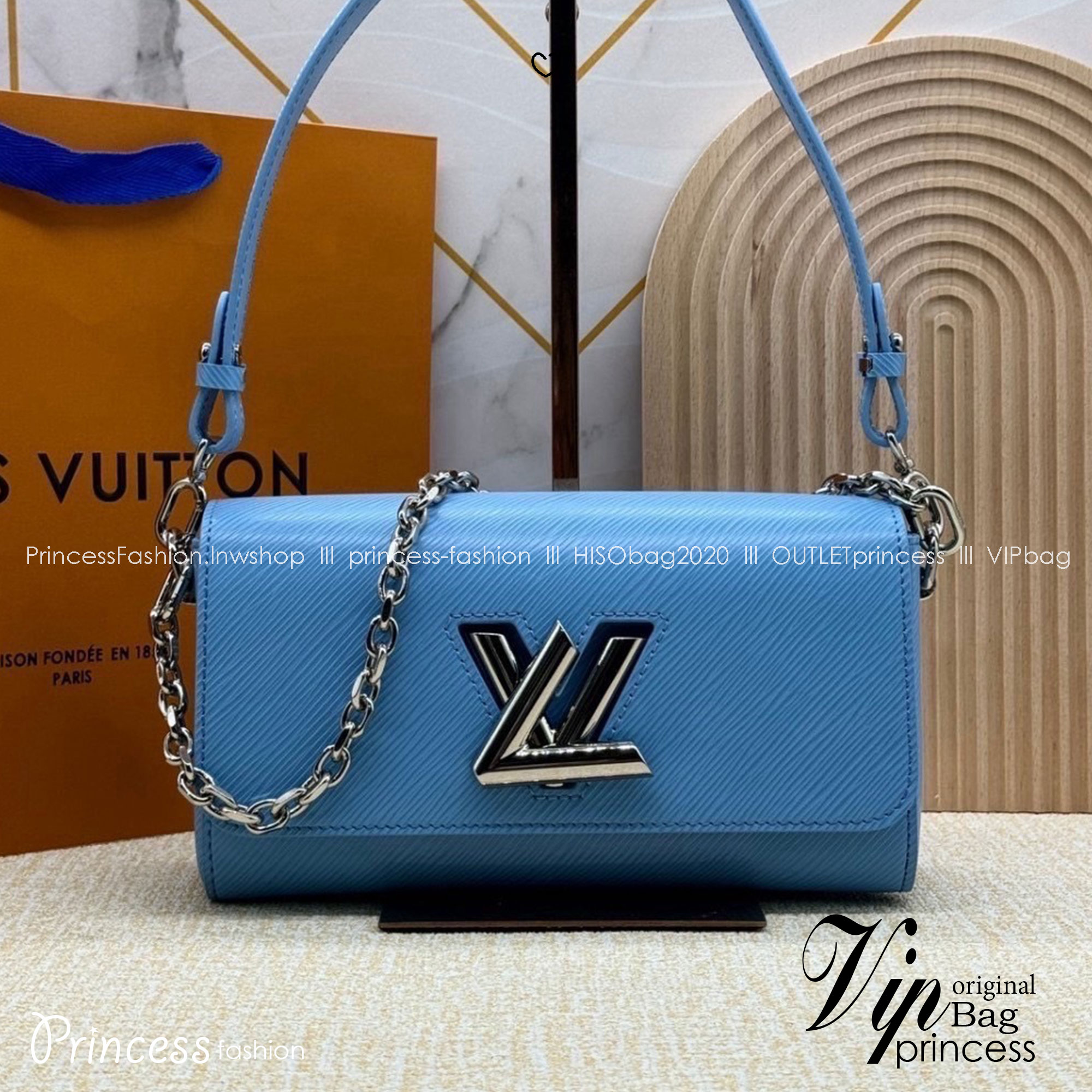 ORI หนังแท้ | LV Twist West Bag กระเป๋าสะพายหนัง Epi ลายเกรน สุดคลาสสิกมาดีไซน์ใหม่ในรูปทรงยาวเผยลุคมีระดับเหนือกาลเวลา ความหรูหราเข้ากับสตรีตสไตล์