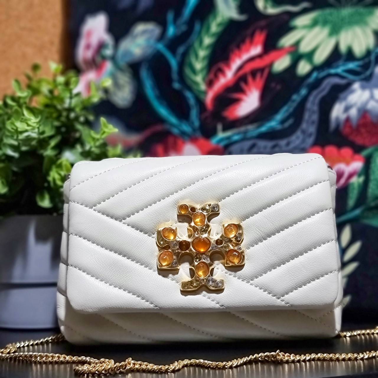 TORY BURCH KIRA CHEVRON EMBELLISHED LOGO MINI BAG ตามคำเรียกร้องจ้า!! ไซส์มินิ สะดวกใช้ พกพาง่าย สไตล์คุณหนู!! กระเป๋าสะพายข้าง ดีไซน์ทรงคลาสสิค โดดเด่นด้วยโลโก้ดีไซน์ประดับเม็ดสี เพิ่มมูลค่าและดึงดูดสายตามากขึ้น วัสดุหนังแกะ สัมผัสนิ่มมือ เปิด-ปิดด้วยกระ