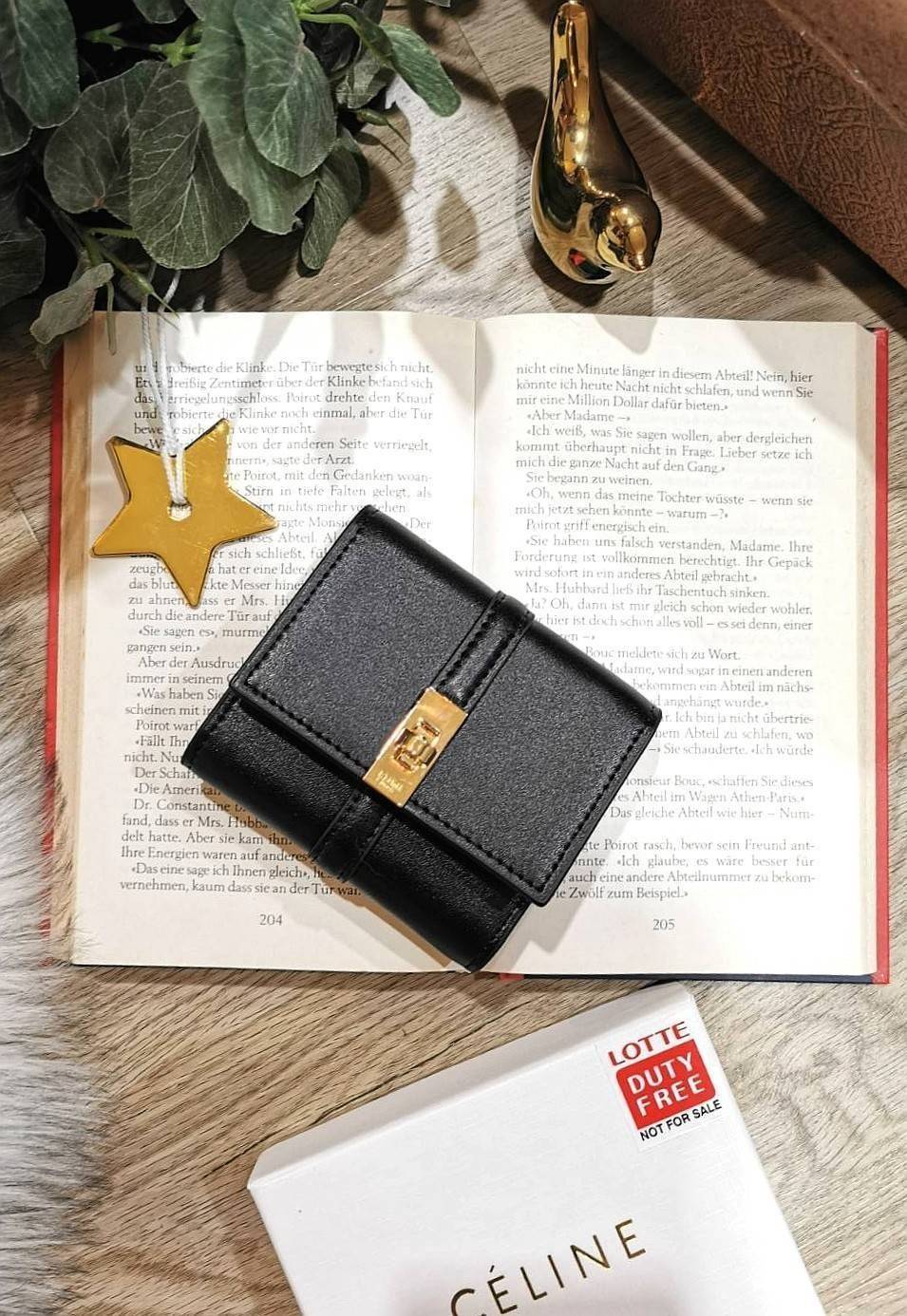 CELINE SHORT WALLET VIP GIFT WITH PURCHASE (GWP) พรีเมี่ยมกิ๊ฟ Limited จาก CELINE HAUTE PARFUME DUTYFREE COUNTER หนังแท้ CalfSkin เรียบสวยอยู่ทรงมีโลโก้ด้านหน้าเปิดปิดด้วยตัวล๊อคบิดอะไหล่ทองปั้มโลโก้ภายในมีช่องแบ่งหลายช่อง มีช่องใส่บัตรหลายช่อง ช่องใส่เหร