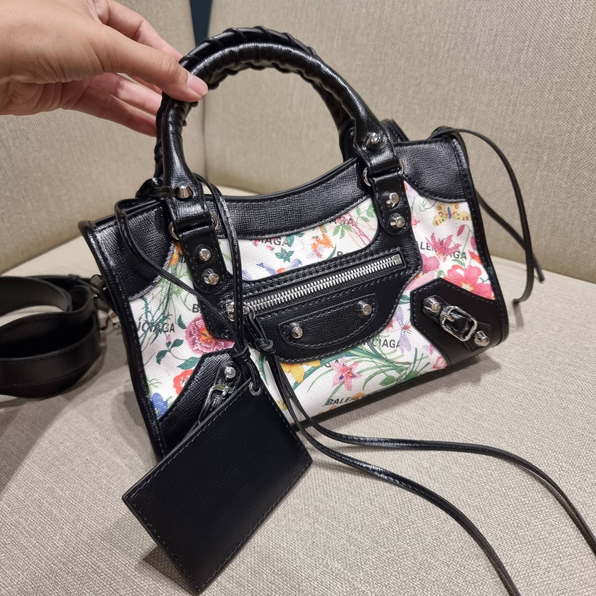 ไซส์ใหม่ กับรุ่นคอลแลบอีกหนึ่ง ที่ฮอตติดลมไม่เลิก!! Gucci×Balenciaga neo floral small bag กระเป๋าถือ/สะพายข้างที่โดดเด่นในสไตล์ที่ไม่ซ้ำ ไม่เกร่อ ดีไซน์มีกิมมิคและลูกเล่นแพรวพราว ทั้งหนังรูดซิป ทั้งหูจับ ทั้งความตกแต่ง มีดีเทลอัพราคาไปหมด วัสดุผ้าแคนวาสตั