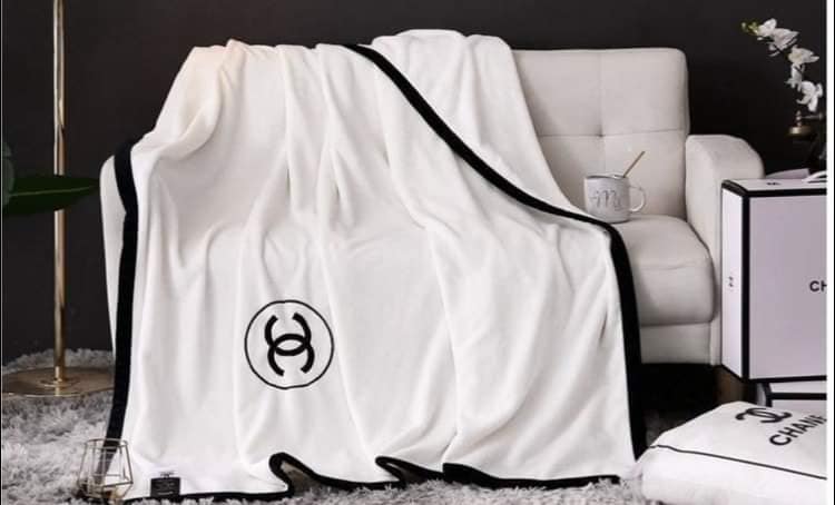 VIP GIFT 】Best Gift! Chanel Blanket พร้อมส่งไอเท็มแนะนำ ผ้าห่มนุ่มนิ่ม ขนปุยๆๆ สบายผิวมาก เนื้อผ้านิ่มฟูนุ่มใช้ได้ทุกโอกาส ขนาดกำลังดี พกพาสะดวก สามารถพกไว้ใช้ในรถ ใช้ในออฟฟิศได้ จะซื้อใช้เองหรือมอบเป็นของขวัญก็ดูดีพร้อมส่งที่ไทย ราคาสุดคุ้มไม่ต้องรอพรีฯ