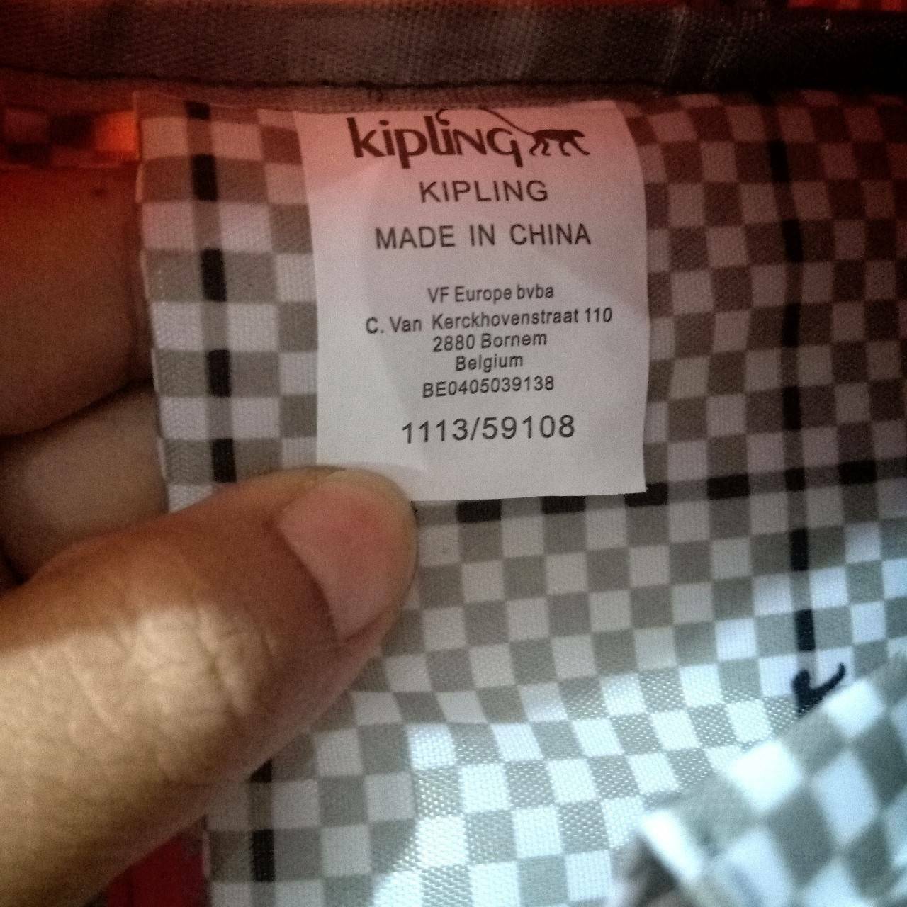 KIPLING 3 WAYS MINI BACKPACK ซับในตาราง 👍กระเป๋าสะพายรุ่นใหม่วัสดุ Nylon & Polyester 100% 👍หูหิ้วมีลายปั้มแบรนด์ 👍สายสะพายยาวเลื่อนปรับได้ถอดได้ 👍สามารถถือหรือสะพายได้ จะสะพายไหล่ สะพายเฉียง Crossbody หรือจะคล้องสายเป็นเป้ส