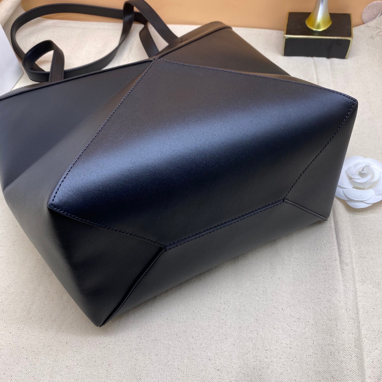 LOEWE Puzzle Fold Tote in shiny calfskin / LOEWE TOTE BAG 27cm พร้อมส่ง กระเป๋าทรงโท้ทใบใหญ่ ใช้งานง่ายเรียบหรู จุของได้เยอะ หนังเรียบสวยอยู่ทรงมาพร้อมสายสะพายยาวถอดได้ พับเก็บได้เป็นเอกลักษณ์