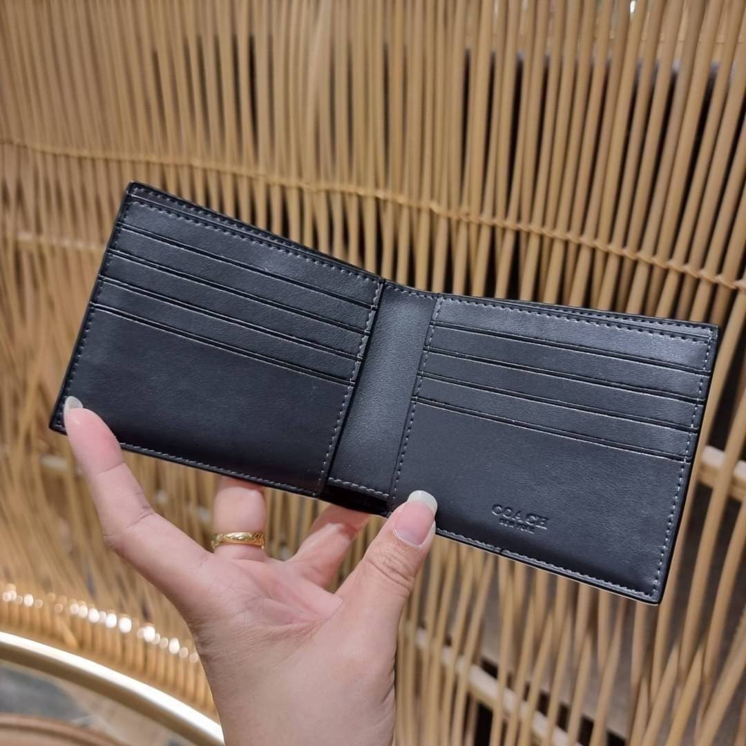 COACH DOUBLE BILLFOLD WALLET IN SIGNATURE CANVAS WITH WOLF MOTIF F31522 WITH GRAFFITI F37333 น้องชายสุดหล่อมาแล้ววว!! 😎 กระเป๋าสตางค์ใบสั้น เอาใจหนุ่มๆ ดีไซน์รูปหมาป่า สุดเท่ ด้านในกระเป๋าเป็นหนังแท้ มีช่องใส่บัตรเยอะ ใส่ธนบัตรได้ทุกชนิด และมี kee