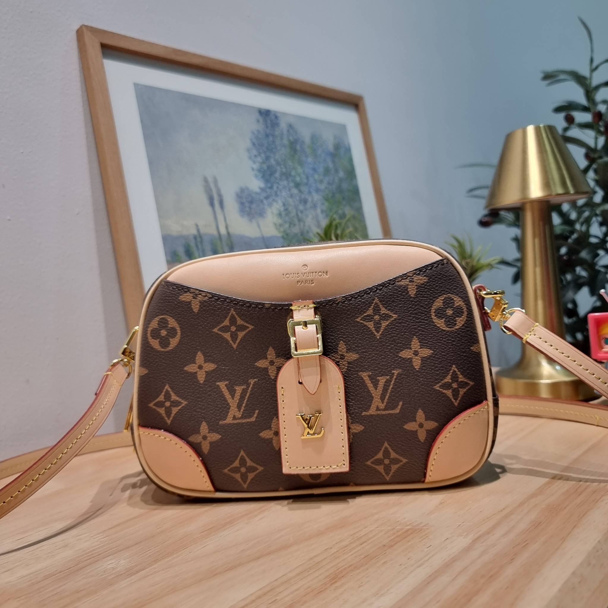 LV Deauville Mini Monogram Canvas bag เดอะเบสท์เซลเลอร์ ที่ใครก็ตามหา กับกระเป๋าสะพายทรงกล่อง ไซส์เล็กกะทัดรัด พกพาสะดวก รูปทรงสวยหรู วัสดุหนังแคนวาสสลับหนัง