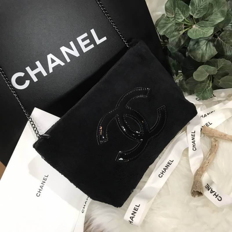 Chanel Precision Velour Crossbody Bag กระเป๋าสีดำแบรนด์ Chanelทำจากขนเฟอร์สีดำ น้ำหนักเบา ปากกระเป๋ามีซิปรูดปิด สายโซ่ ถอดออกได้ค่ะ จะสะพายไหล่ สะพายข้างหรือถือเป็น cluth ก็สวยหรูดูแพง มากับราคาสุดคุ้ม