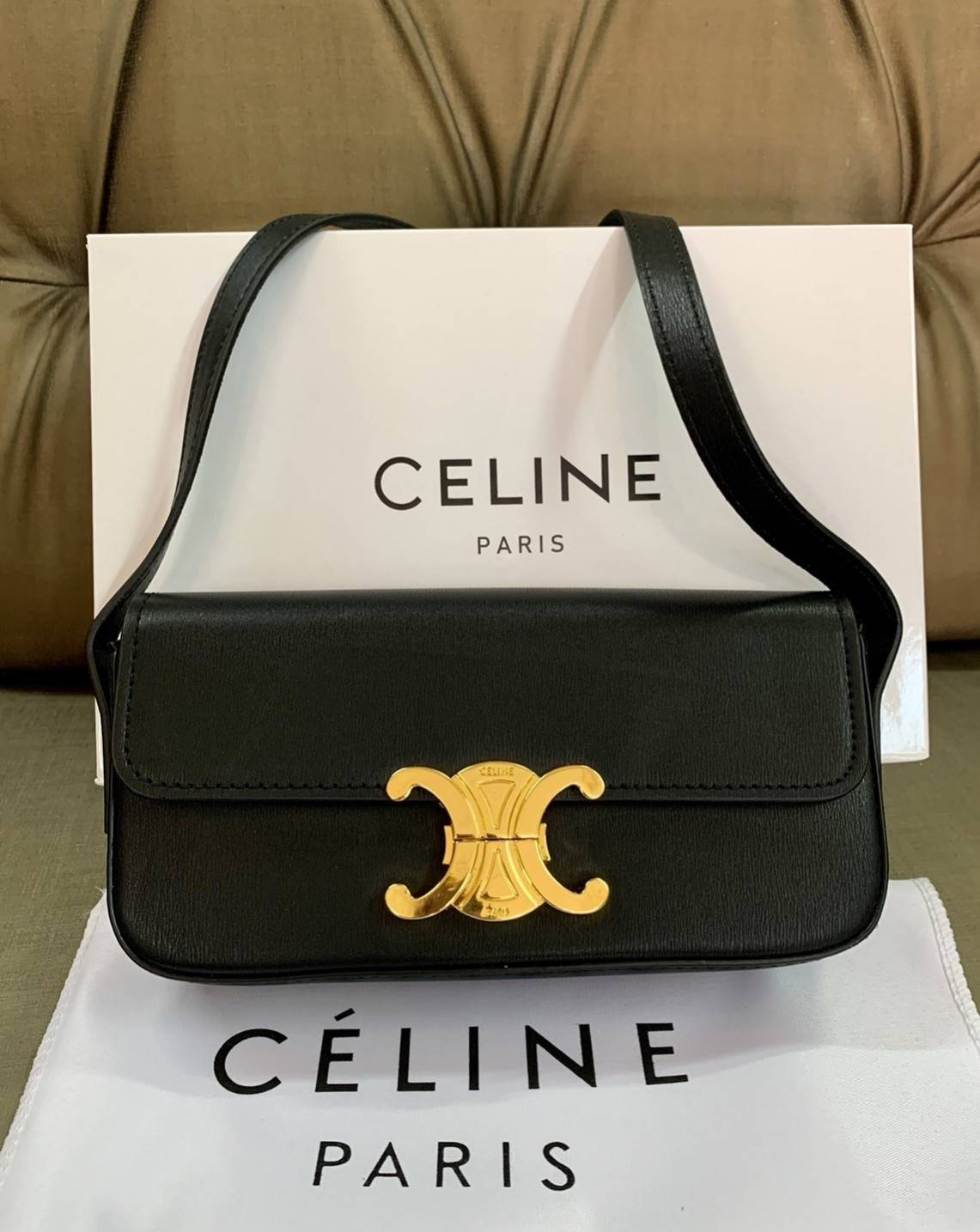 CELINE TRIOMPHE SHOULDER BAG VIP GIFT WITH PURCHASE-GWP พรีเมี่ยมกิ๊ฟ Limited Edition จาก CELINE PERFUME DUTY FREE COUNTER วัสดุหนังแกะสังเคราะห์เรียบ ดีไซน์ยอดนิยมสไตล์สาว LISA ทรงเหลี่ยมสวยหรูอยู่ทรง