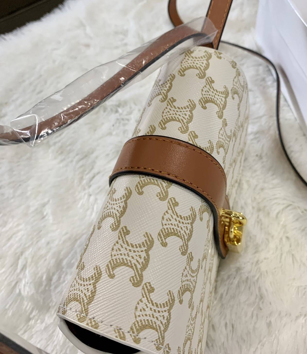 VIP 】CELINE TABOU CLUTCH BAG CELINE MINI CROSSBODY BAG (GWP) วัสดุ Triomphe Canvas หนังสวยอยู่ทรงกันน้ำได้ ขนาดกำลังน่ารัก การออกแบบที่เน้นความเรียบแต่หรู มาพร้อมสายสะพายสั้นและสายสะพายยาว สำหรับสะพายไหล่ สายปรับระดับสั้น-ยาวได้ (ถอดไม่ได้) โดดเด่นที่ด้าน